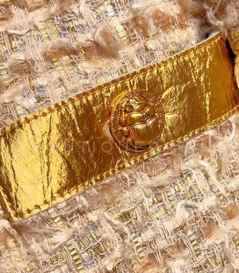 Chanel 19A Egitto Tweed Oro Giacca Scarabeo Blazer 40 FR 67181 In condizioni ottime in vendita a Costa Mesa, CA