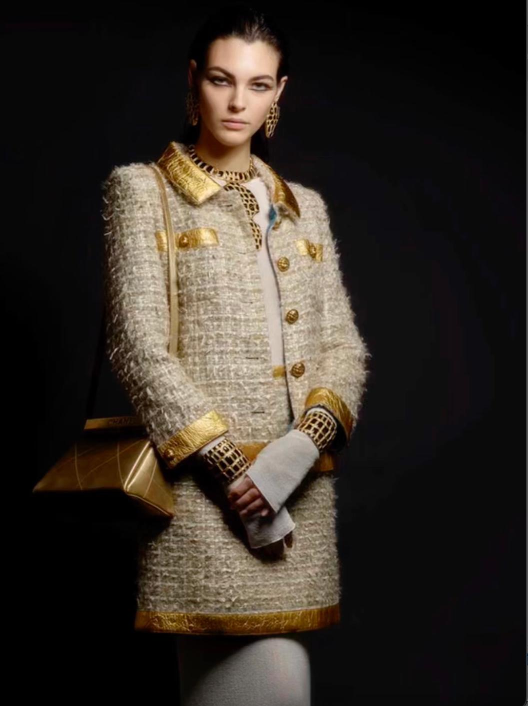 Chanel 19A Egitto Tweed Oro Giacca Scarabeo Blazer 40 FR 67181 in vendita 1