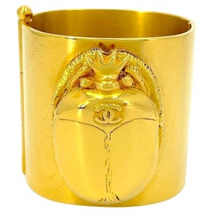 Chanel 19A Egipto Pulsera limitada de oro martillado Escarabajo París-Nueva York 68352