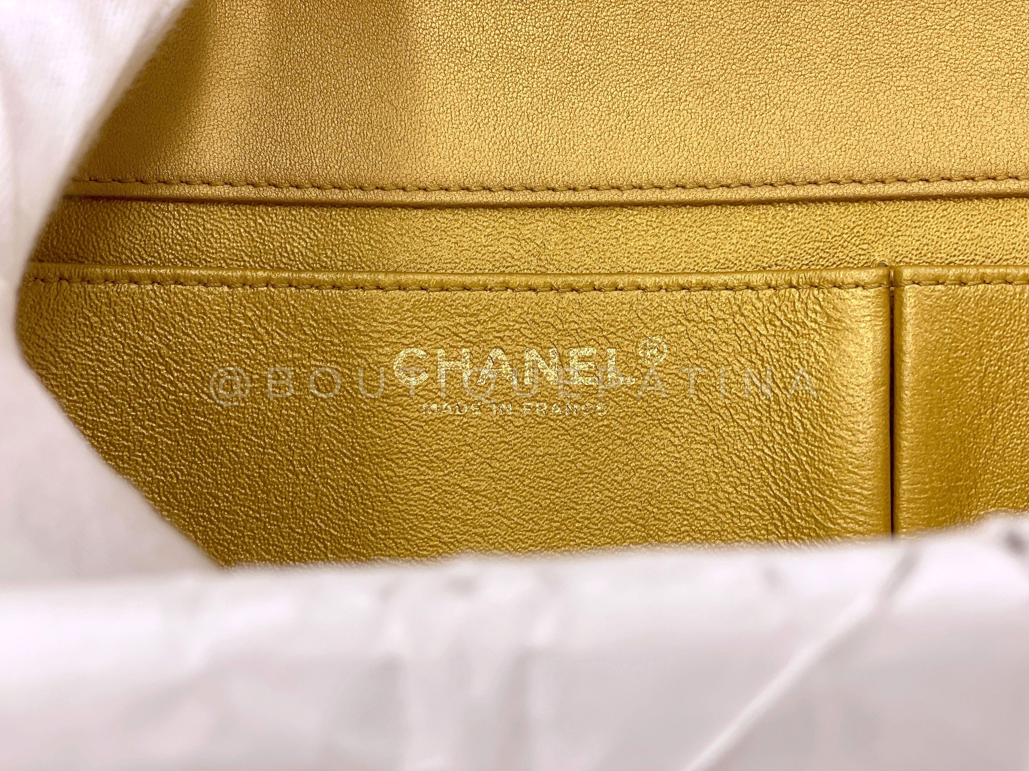 Chanel 19A Egypt Pale Gold Jumbo Clutch Bag Crocodile CC Paris-New York 67616 For Sale 5
