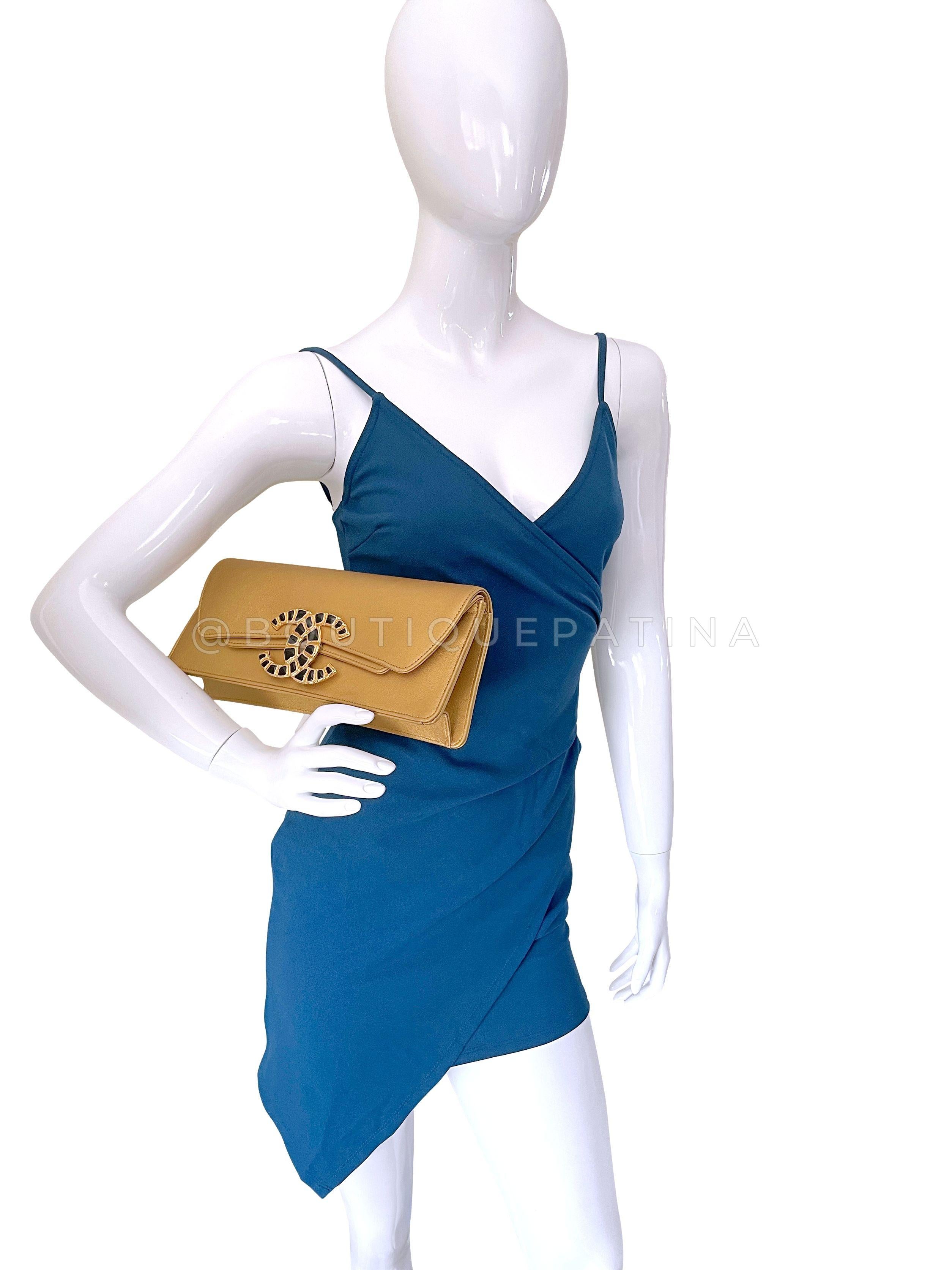 Chanel 19A Egypt Pale Gold Jumbo Clutch Bag Crocodile CC Paris-New York 67616 For Sale 8