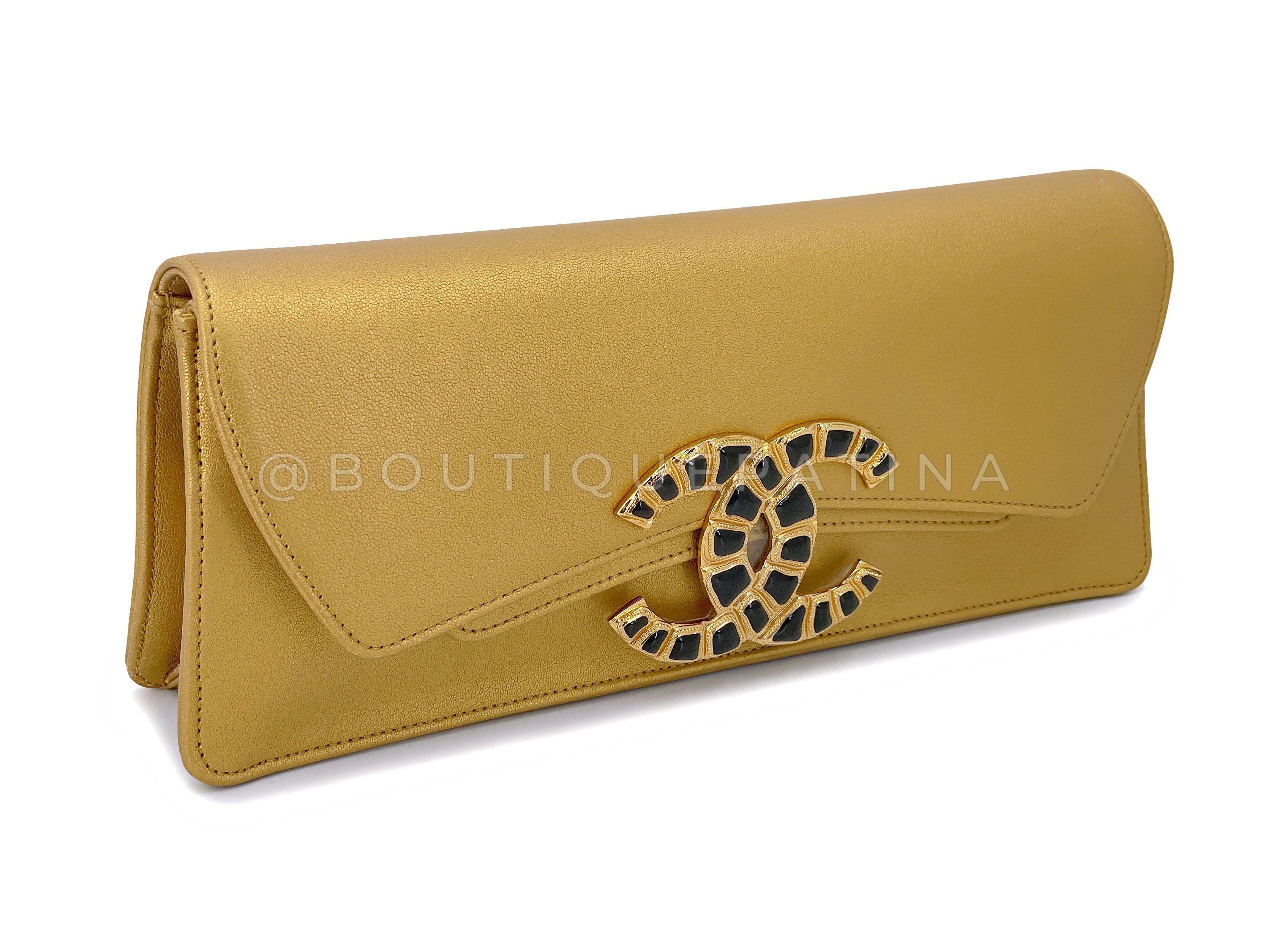 Store item: 67616
We love this Chanel 19A Egypt Pale Gold Jumbo Clutch Bag Crocodile CC Paris-New York as seen on Karl Lagerfeld's runway. 

A bold yet iconic piece with a pale metallic gold leather exterior, multiple pockets and a giant enamel