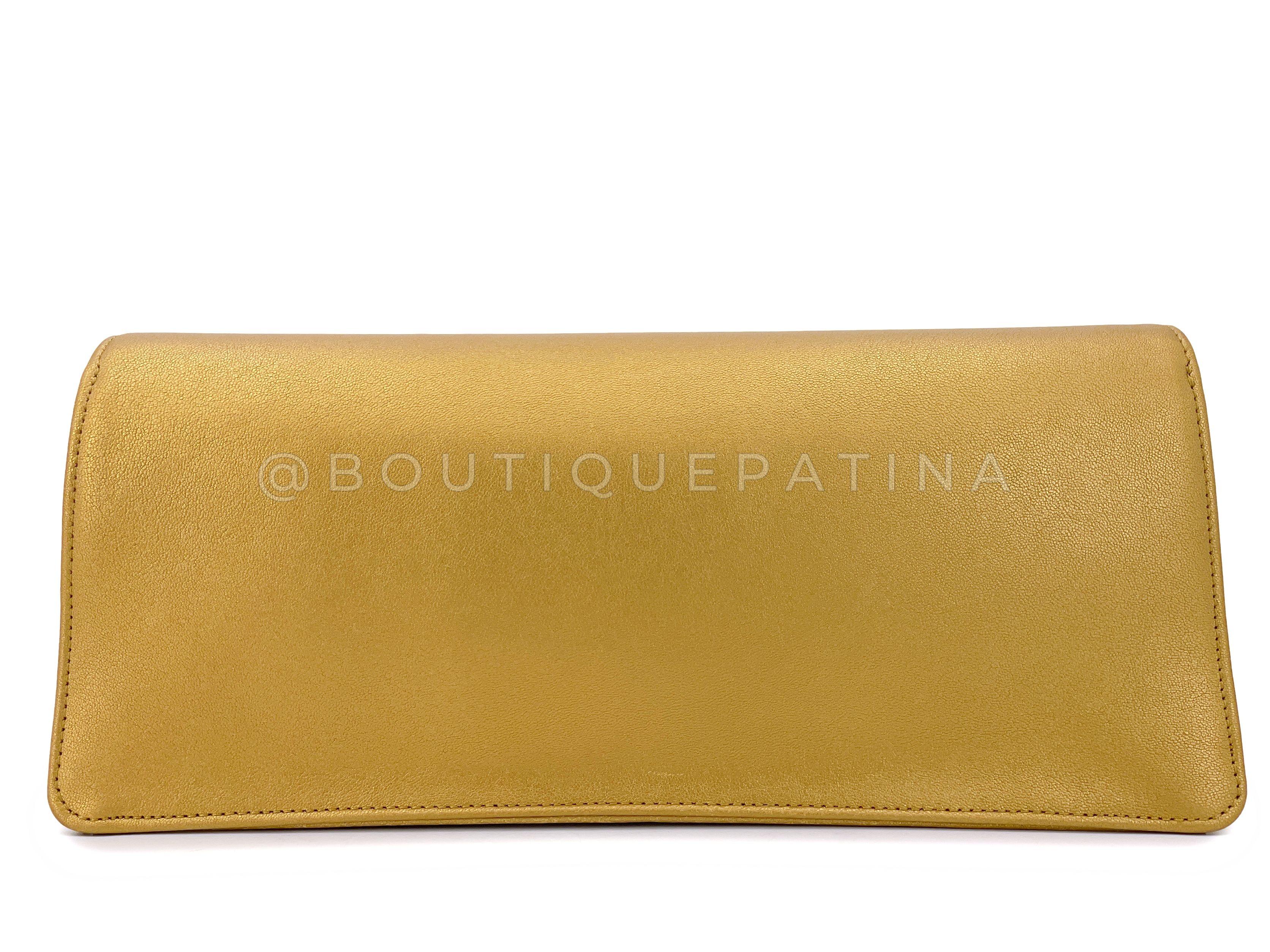 Chanel 19A Egypt Pale Gold Jumbo Clutch Bag Crocodile CC Paris-New York 67616 In Excellent Condition For Sale In Costa Mesa, CA