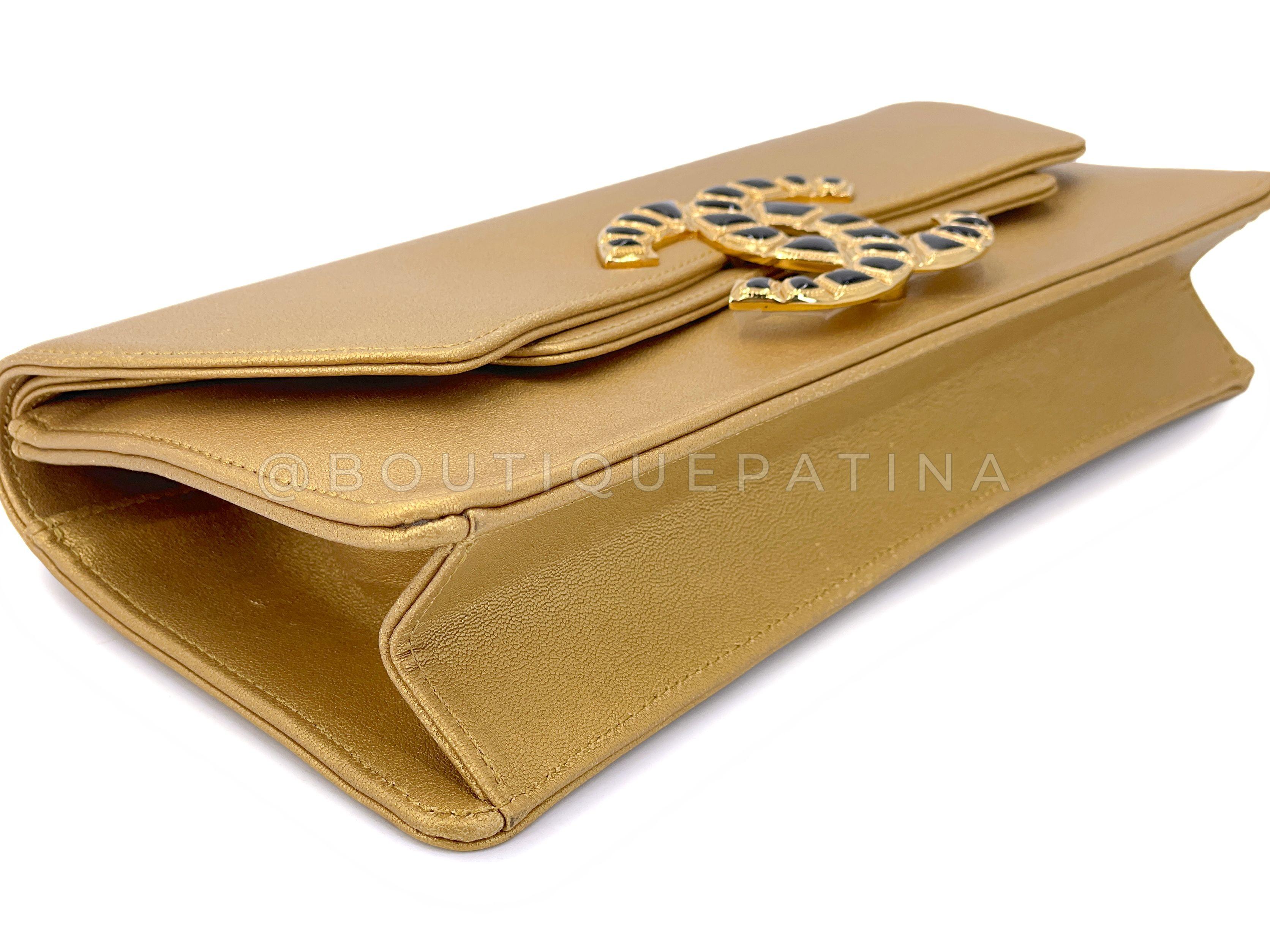 Chanel 19A Egypt Pale Gold Jumbo Clutch Bag Crocodile CC Paris-New York 67616 For Sale 1