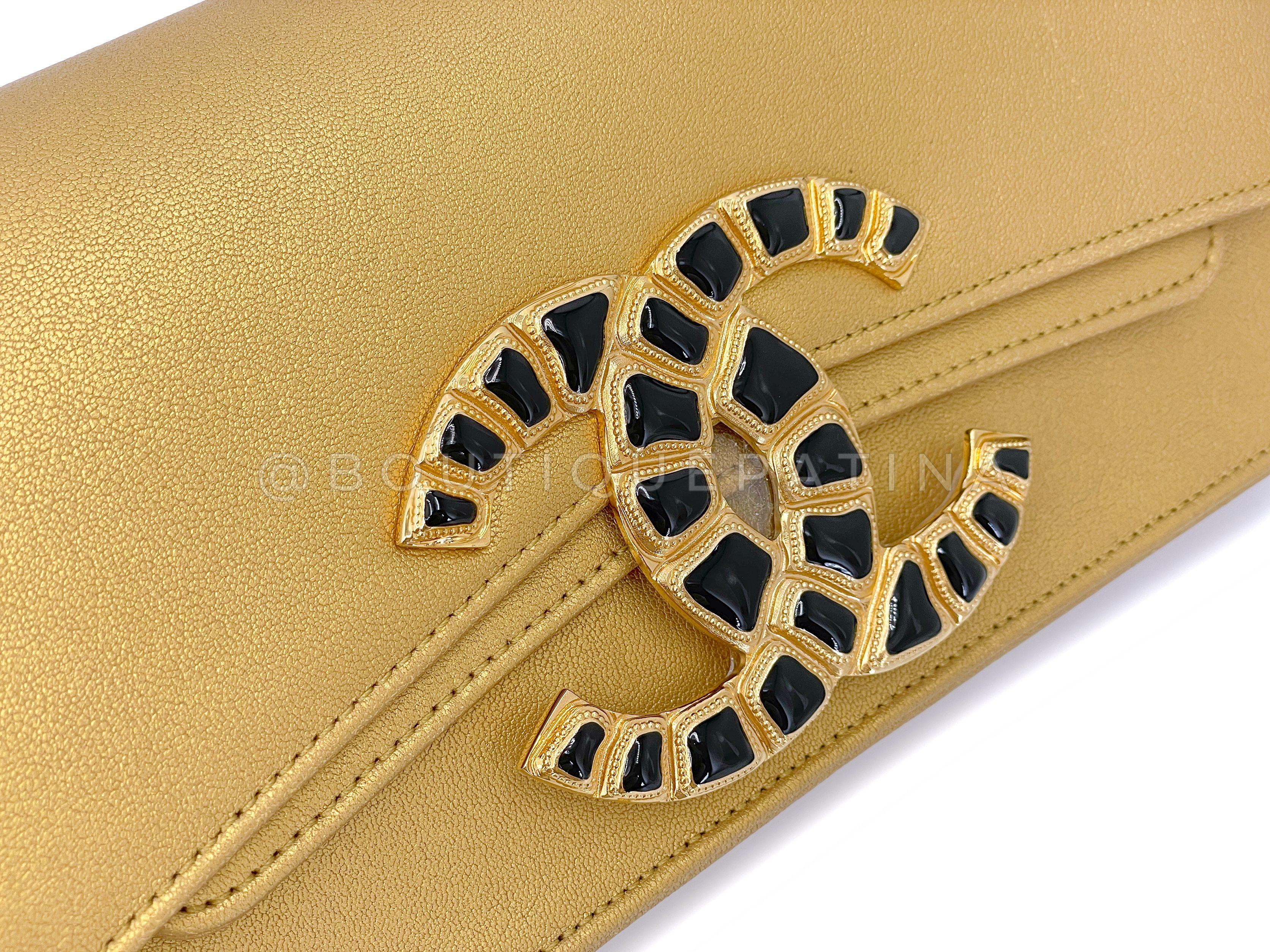 Chanel 19A Egypt Pale Gold Jumbo Clutch Bag Crocodile CC Paris-New York 67616 For Sale 2