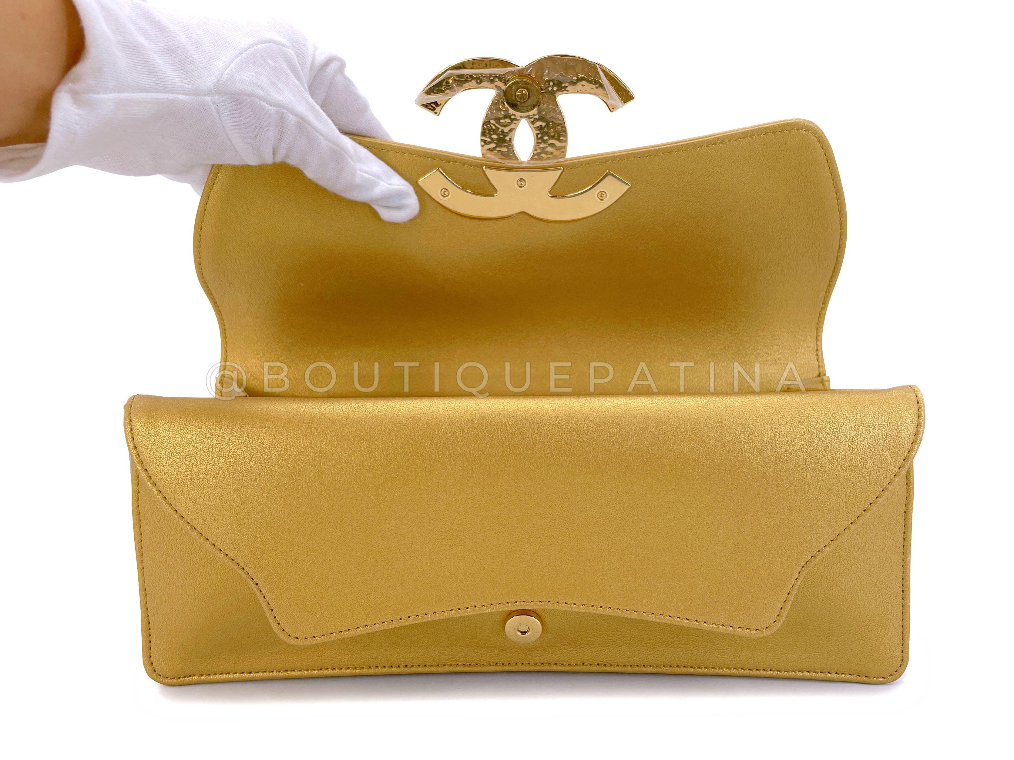 Chanel 19A Egypt Pale Gold Jumbo Clutch Bag Crocodile CC Paris-New York 67616 For Sale 3