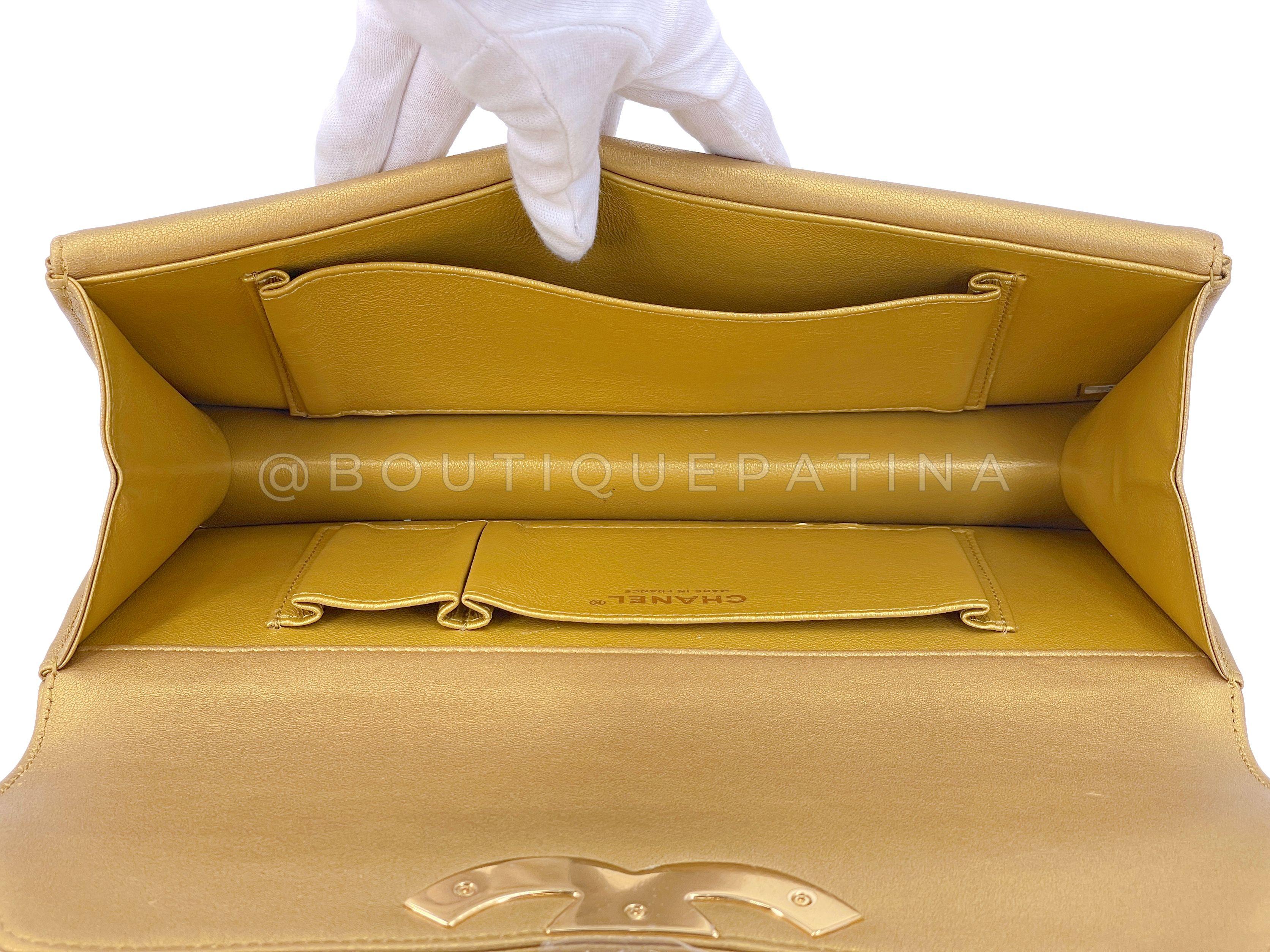 Chanel 19A Egypt Pale Gold Jumbo Clutch Bag Crocodile CC Paris-New York 67616 For Sale 4