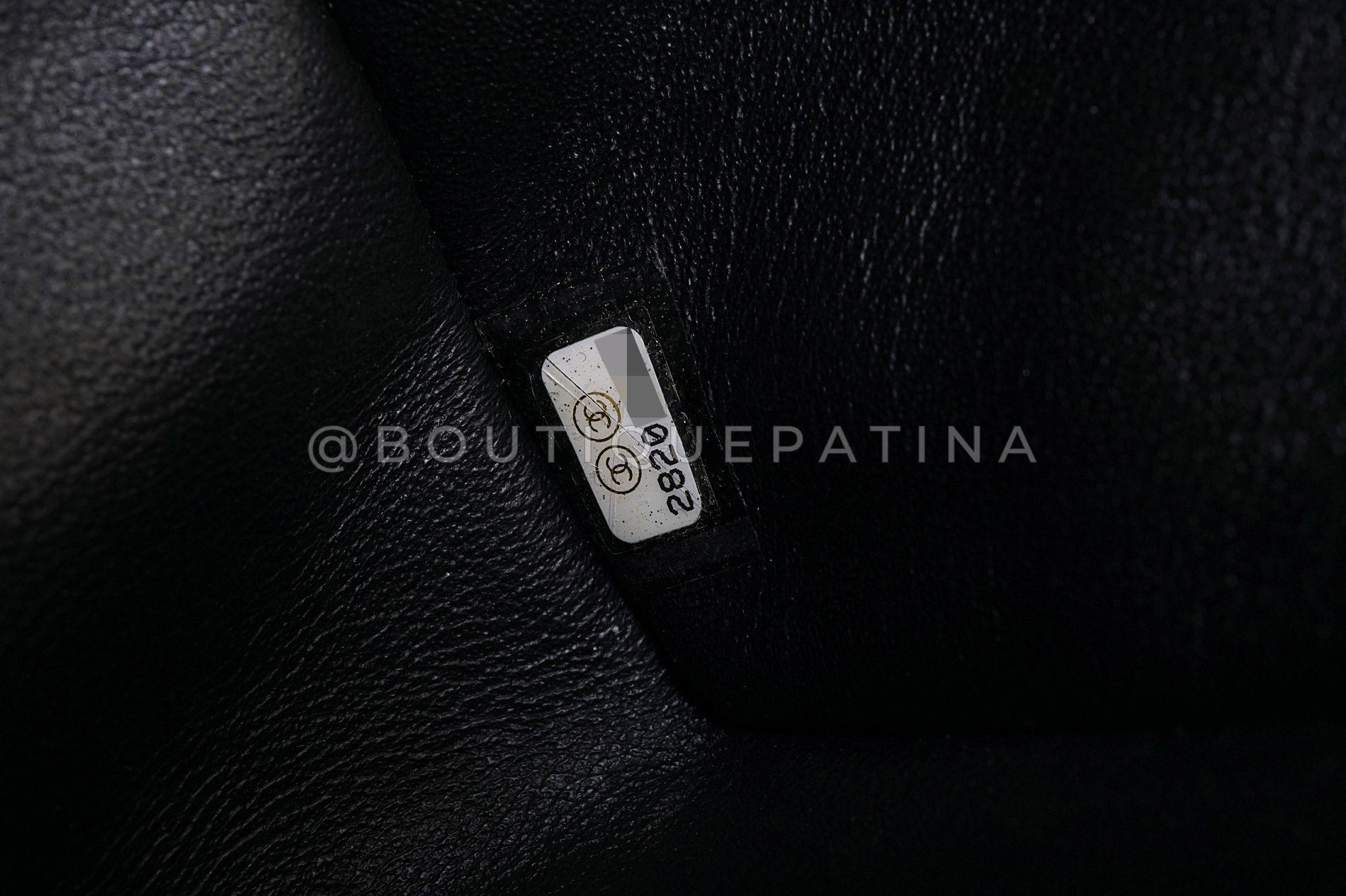 Chanel 19A Egypt Rainbow Graffiti - Mini sac à rabat réédition GHW 68450 en vente 8