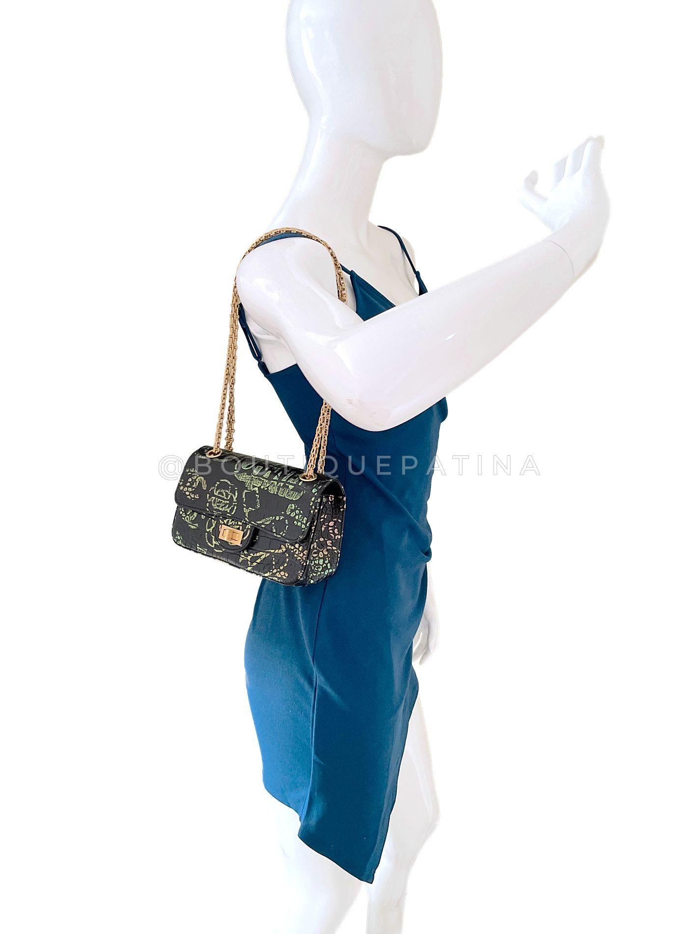 Chanel 19A Egypt Rainbow Graffiti - Mini sac à rabat réédition GHW 68450 en vente 10