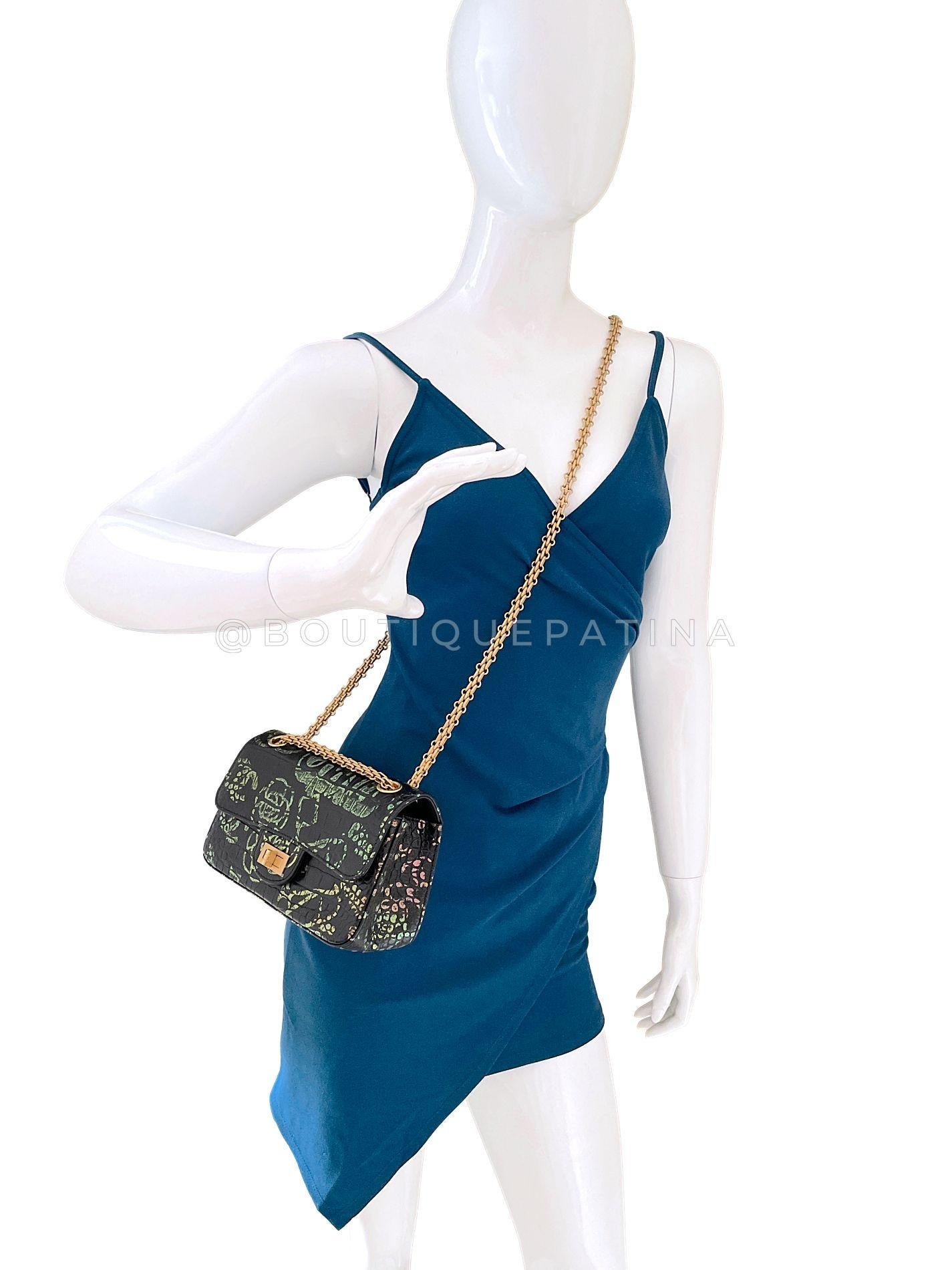 Chanel 19A Egypt Rainbow Graffiti - Mini sac à rabat réédition GHW 68450 en vente 11