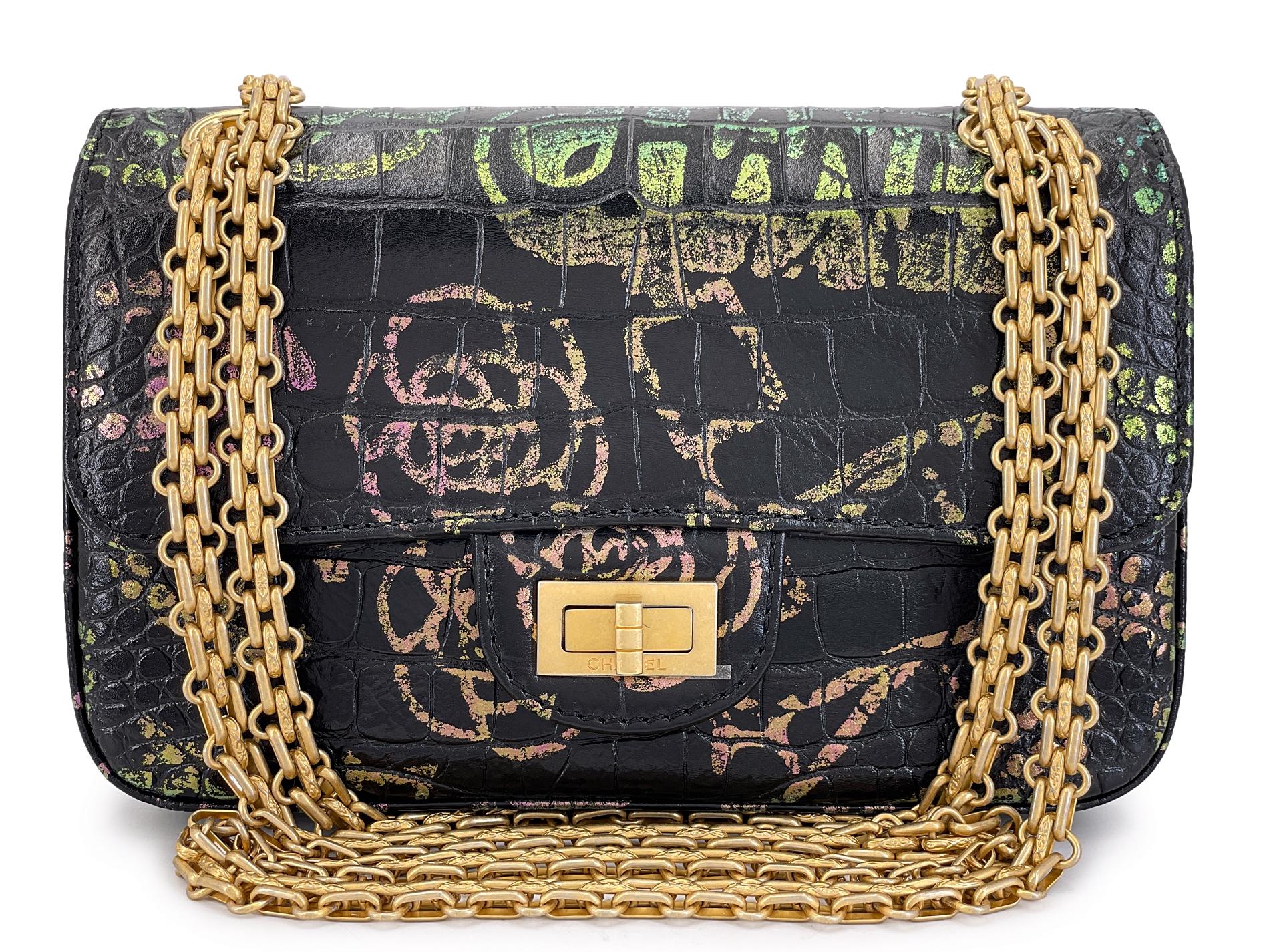 Article du magasin : 68450
Chanel 19A Egypt Rainbow Graffiti Croc Print Reissue Mini Flap Bag GHW Paris-New York est un classique emblématique de la collection, avec un imprimé graffiti holographique arc-en-ciel. 

Les graffitis de cette collection