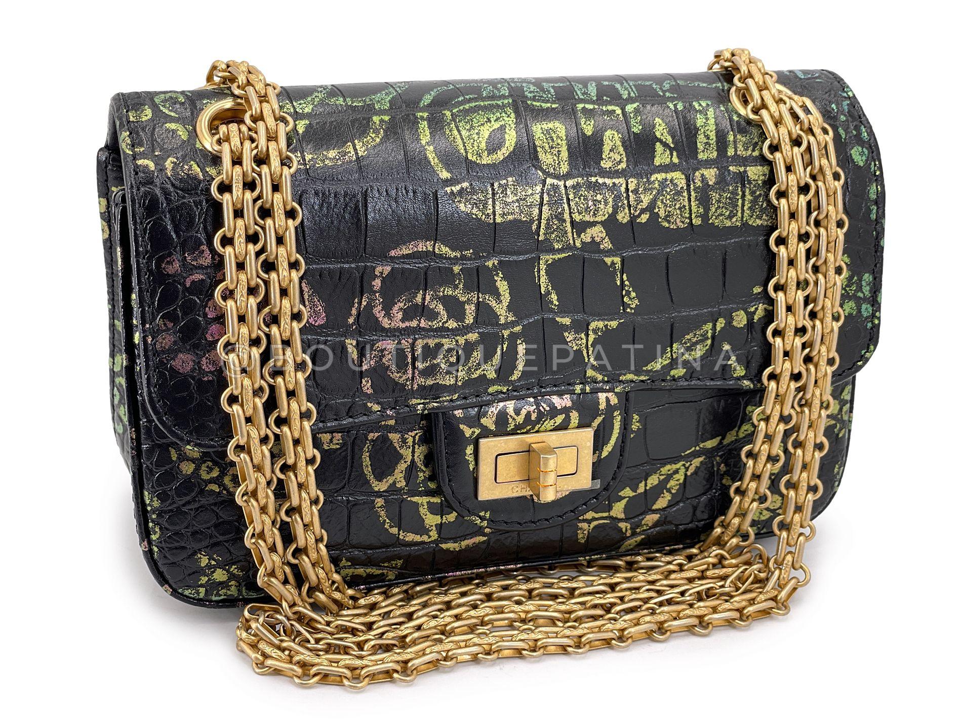Noir Chanel 19A Egypt Rainbow Graffiti - Mini sac à rabat réédition GHW 68450 en vente
