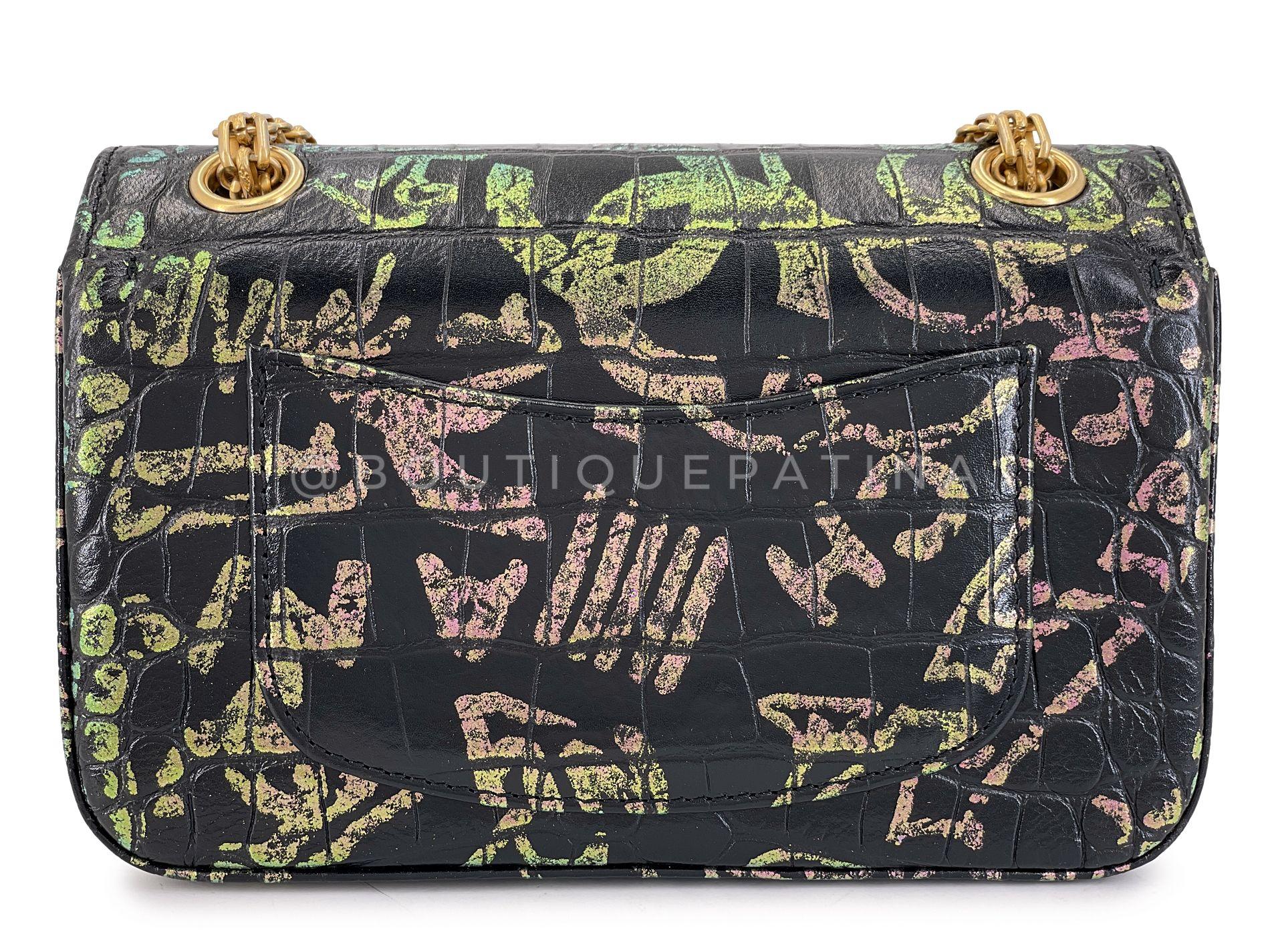 Chanel 19A Egypt Rainbow Graffiti - Mini sac à rabat réédition GHW 68450 en vente 1