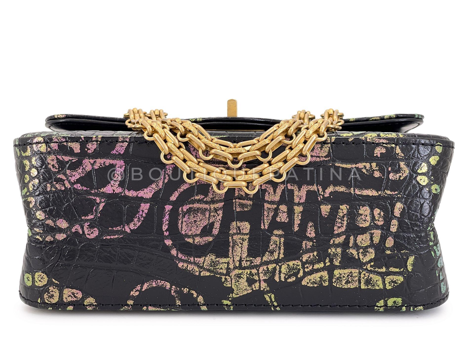 Chanel 19A Egypt Rainbow Graffiti - Mini sac à rabat réédition GHW 68450 en vente 2