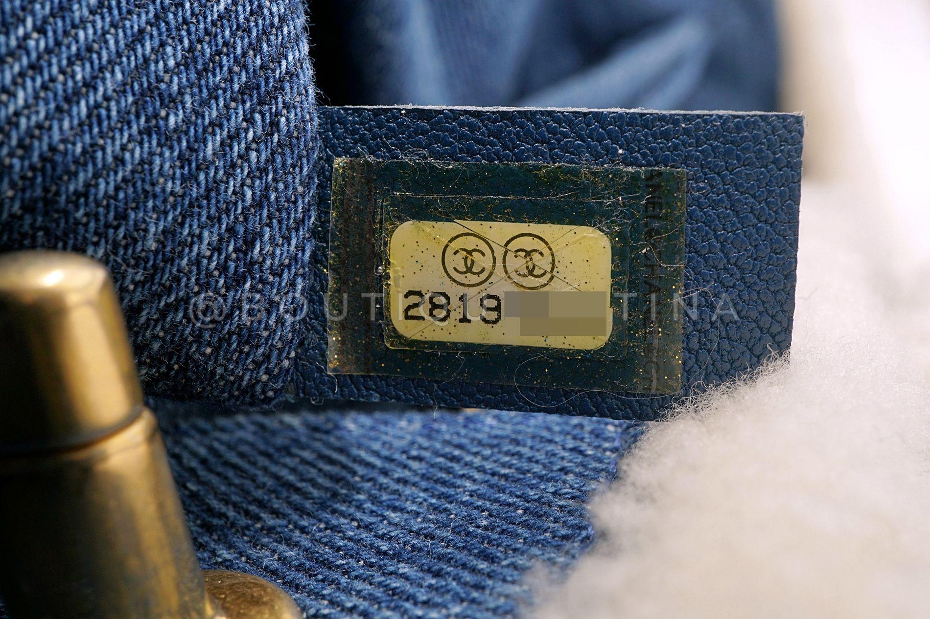 Chanel 19A Egyptian Denim Blue Hieroglyphic Shearling Convertible Tote Bag 68046 en vente 6