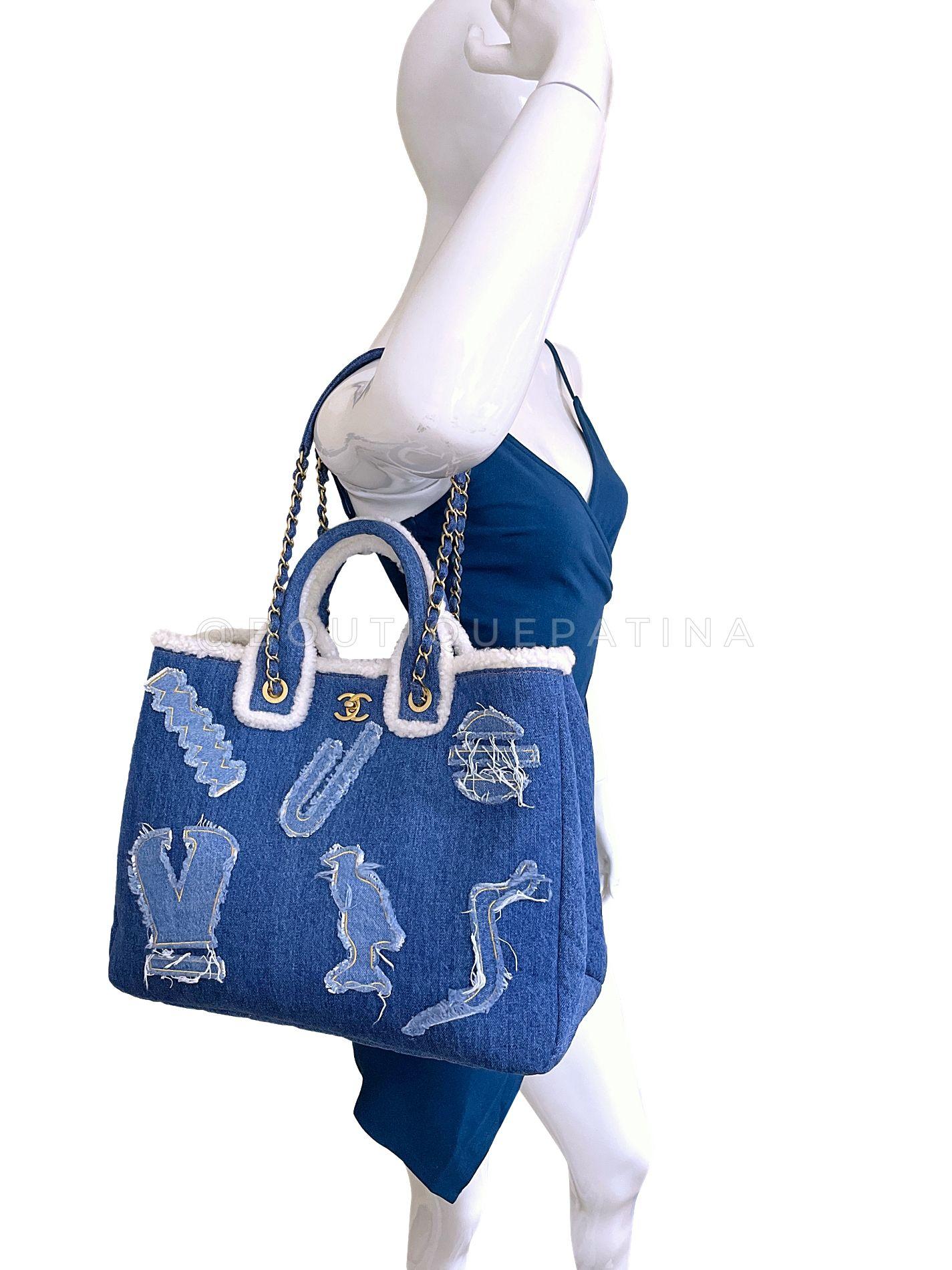 Chanel 19A Egyptian Denim Blue Hieroglyphic Shearling Convertible Tote Bag 68046 en vente 8
