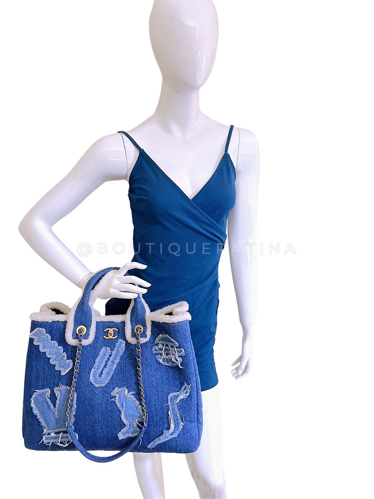 Chanel 19A Egyptian Denim Blue Hieroglyphic Shearling Convertible Tote Bag 68046 en vente 9