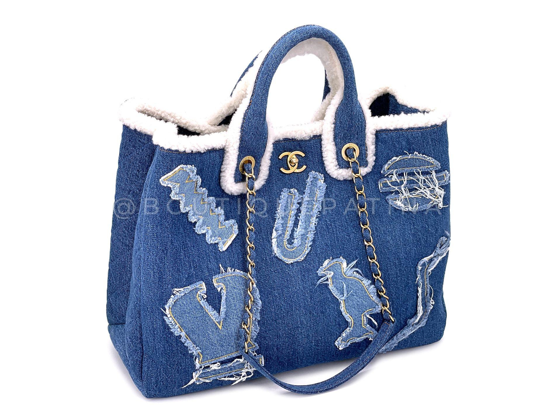 Article de magasin : 68046
Ce Chanel 19A Egyptian Denim Blue Hieroglyphic Shearling Convertible Tote Bag Paris-NY GHW est une pièce de collection intemporelle, issue du défilé Paris-New York automne-hiver 2019 