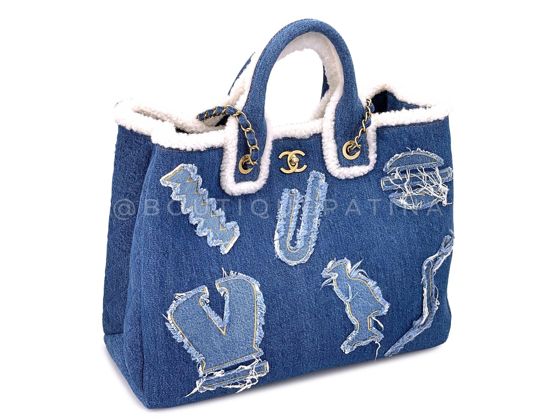 Bleu Chanel 19A Egyptian Denim Blue Hieroglyphic Shearling Convertible Tote Bag 68046 en vente