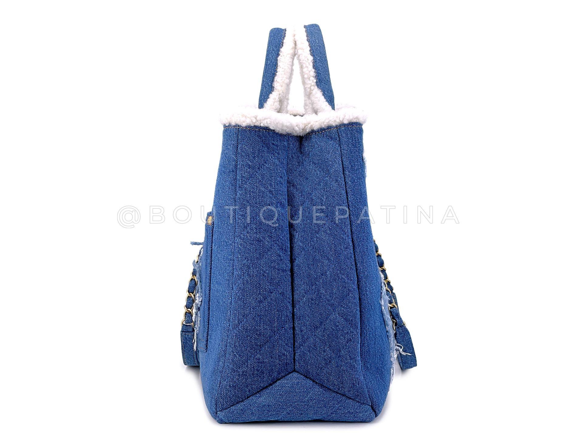 Chanel 19A Egyptian Denim Blue Hieroglyphic Shearling Convertible Tote Bag 68046 Excellent état - En vente à Costa Mesa, CA