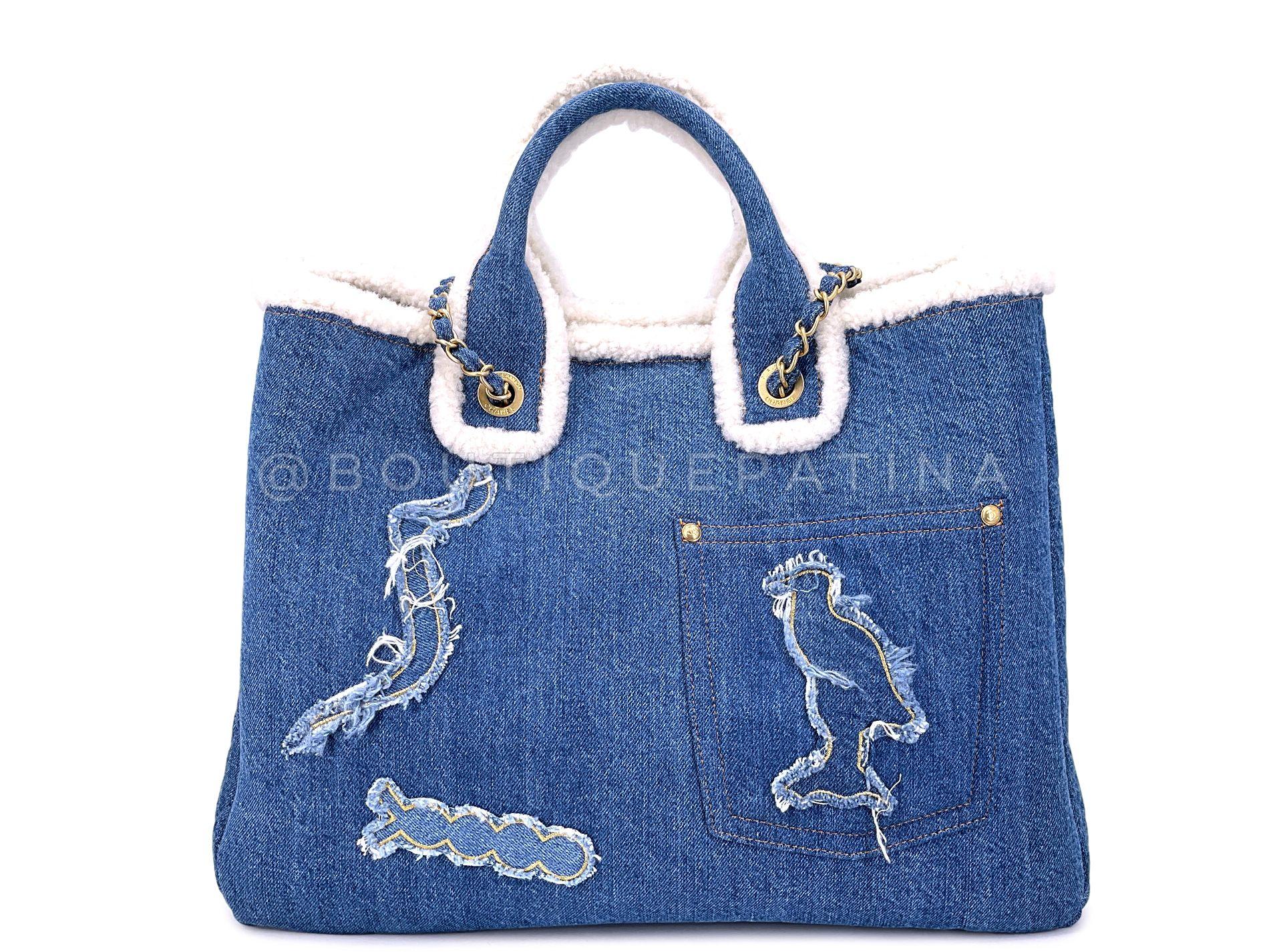 Chanel 19A Egyptian Denim Blue Hieroglyphic Shearling Convertible Tote Bag 68046 Pour femmes en vente