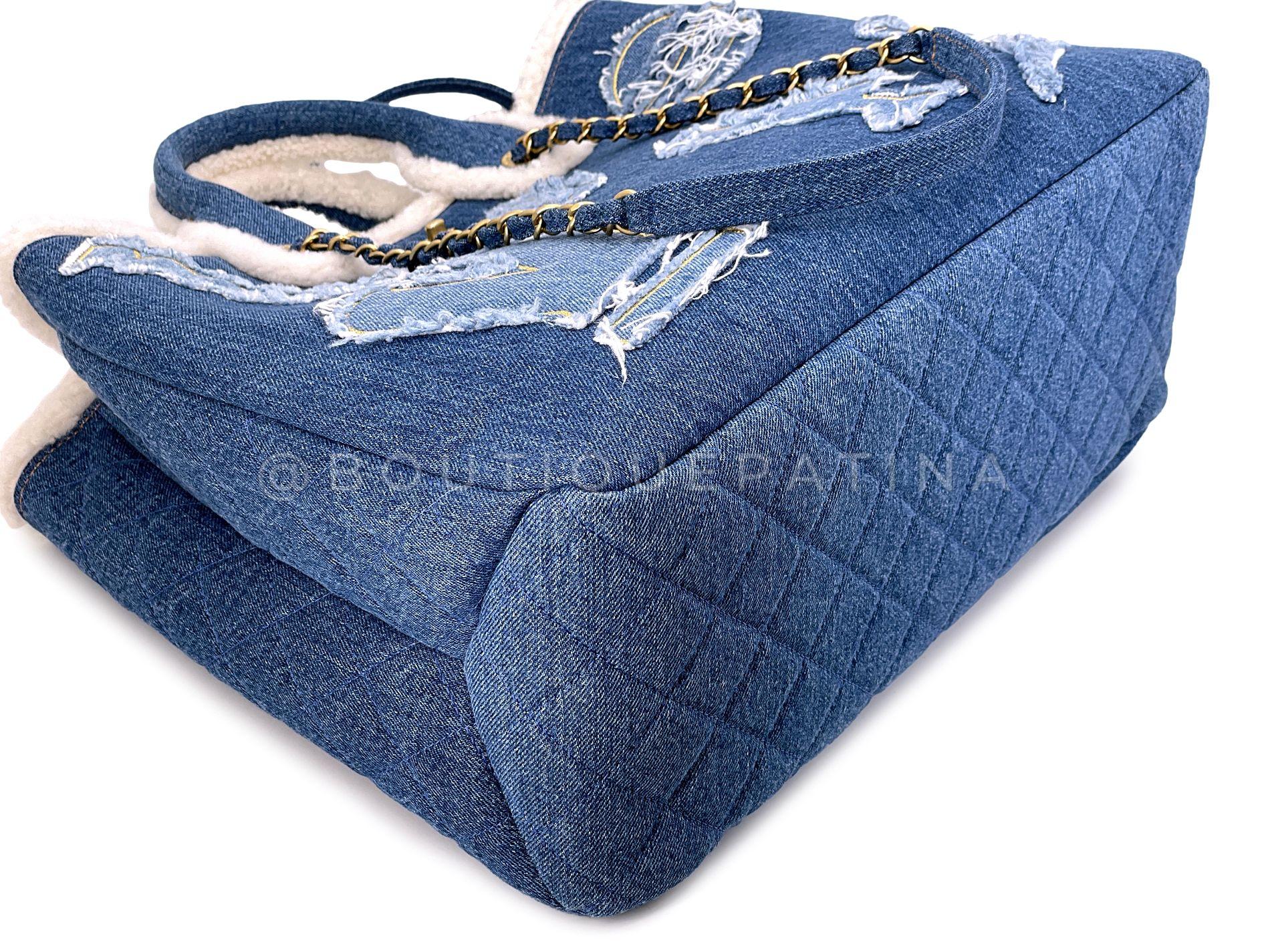 Chanel 19A Egyptian Denim Blue Hieroglyphic Shearling Convertible Tote Bag 68046 en vente 2