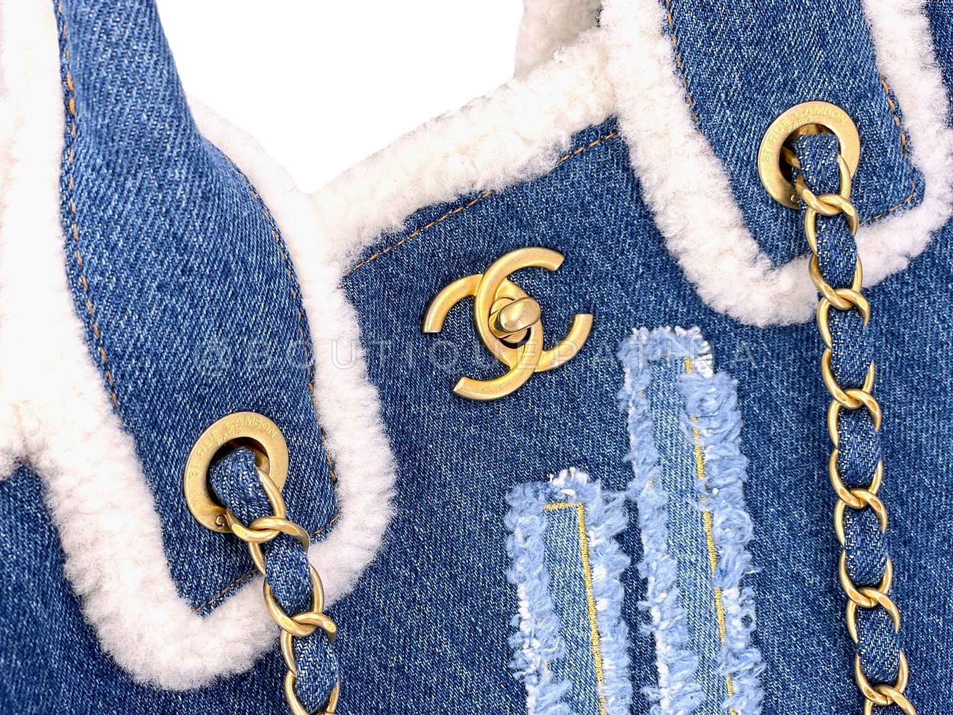 Chanel 19A Egyptian Denim Blue Hieroglyphic Shearling Convertible Tote Bag 68046 en vente 3