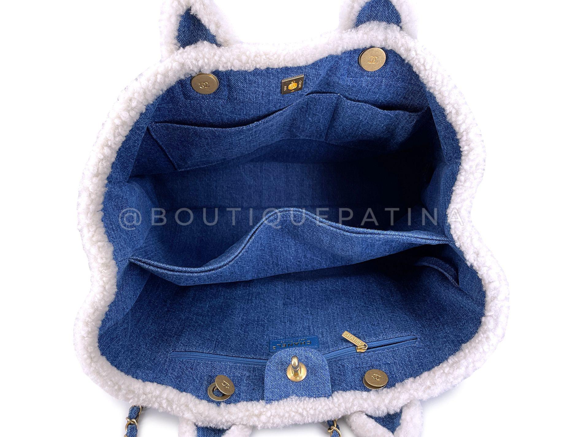 Chanel 19A Egyptian Denim Blue Hieroglyphic Shearling Convertible Tote Bag 68046 en vente 4