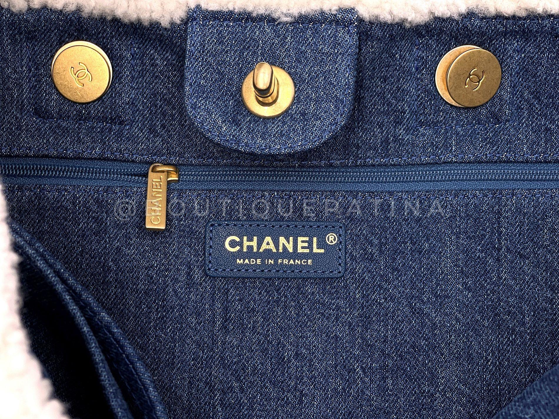 Chanel 19A Egyptian Denim Shearling Convertible Tote Bag Paris-NY GHW 68046 For Sale 6