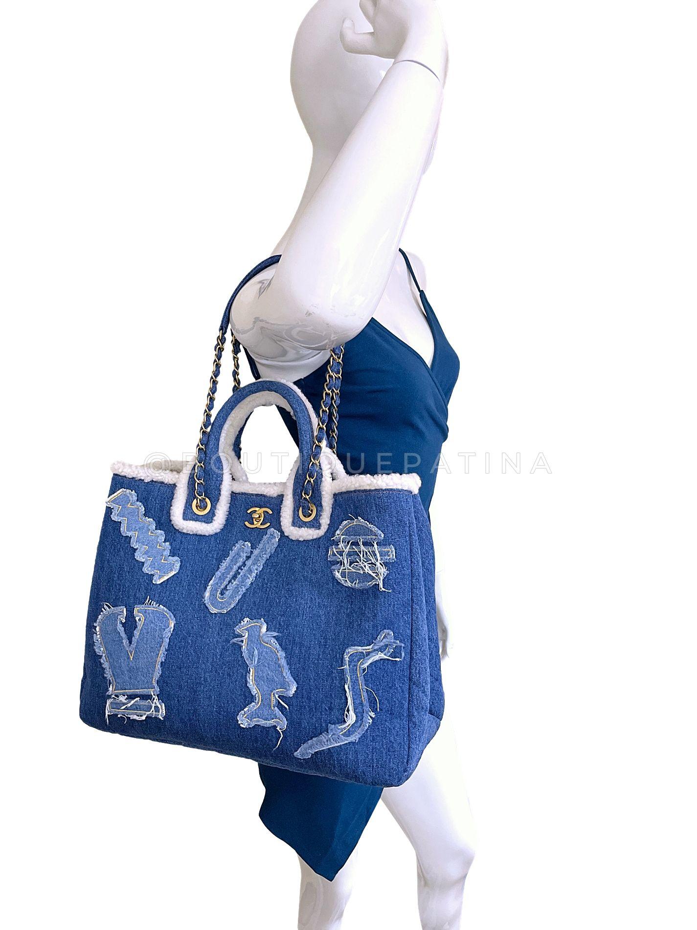 Chanel 19A Egyptian Denim Shearling Convertible Tote Bag Paris-NY GHW 68046 For Sale 9