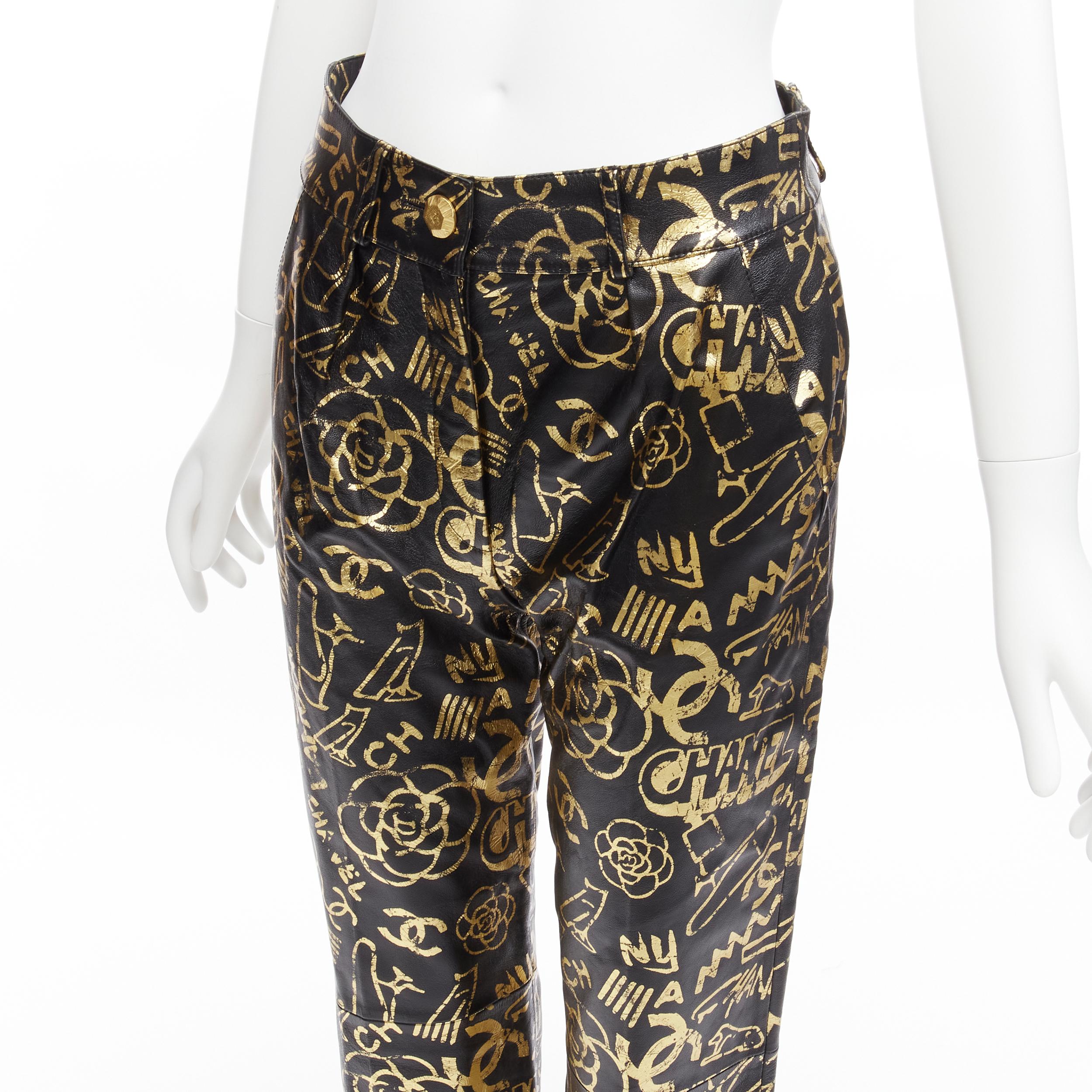 CHANEL 19A or CC Camellia imprimé graffiti pantalon en cuir d'agneau noir FR34 XS
Référence : TGAS/D00295
Marque : Chanel
Designer : Karl Lagerfeld
Collectional : 19A - Défilé
Matière : Cuir d'agneau
Couleur : noir, or
Motif : Abstrait
Fermeture :