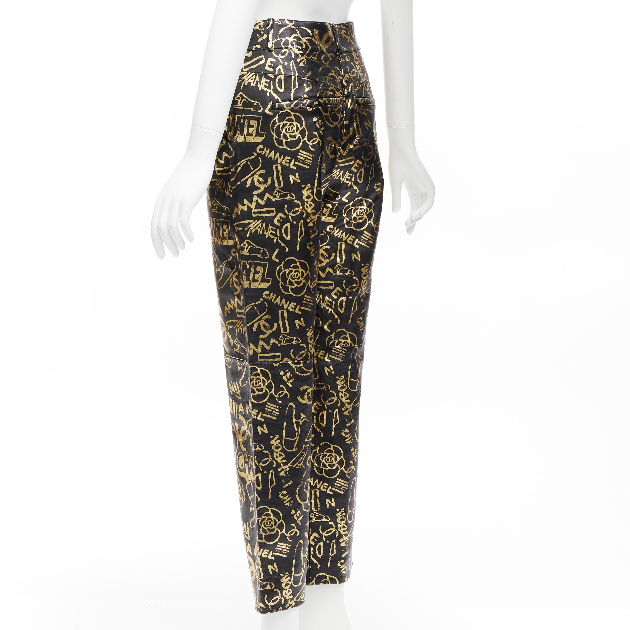 CHANEL 19A or CC Camellia imprimé graffiti pantalon en cuir d'agneau noir FR34 XS en vente 1