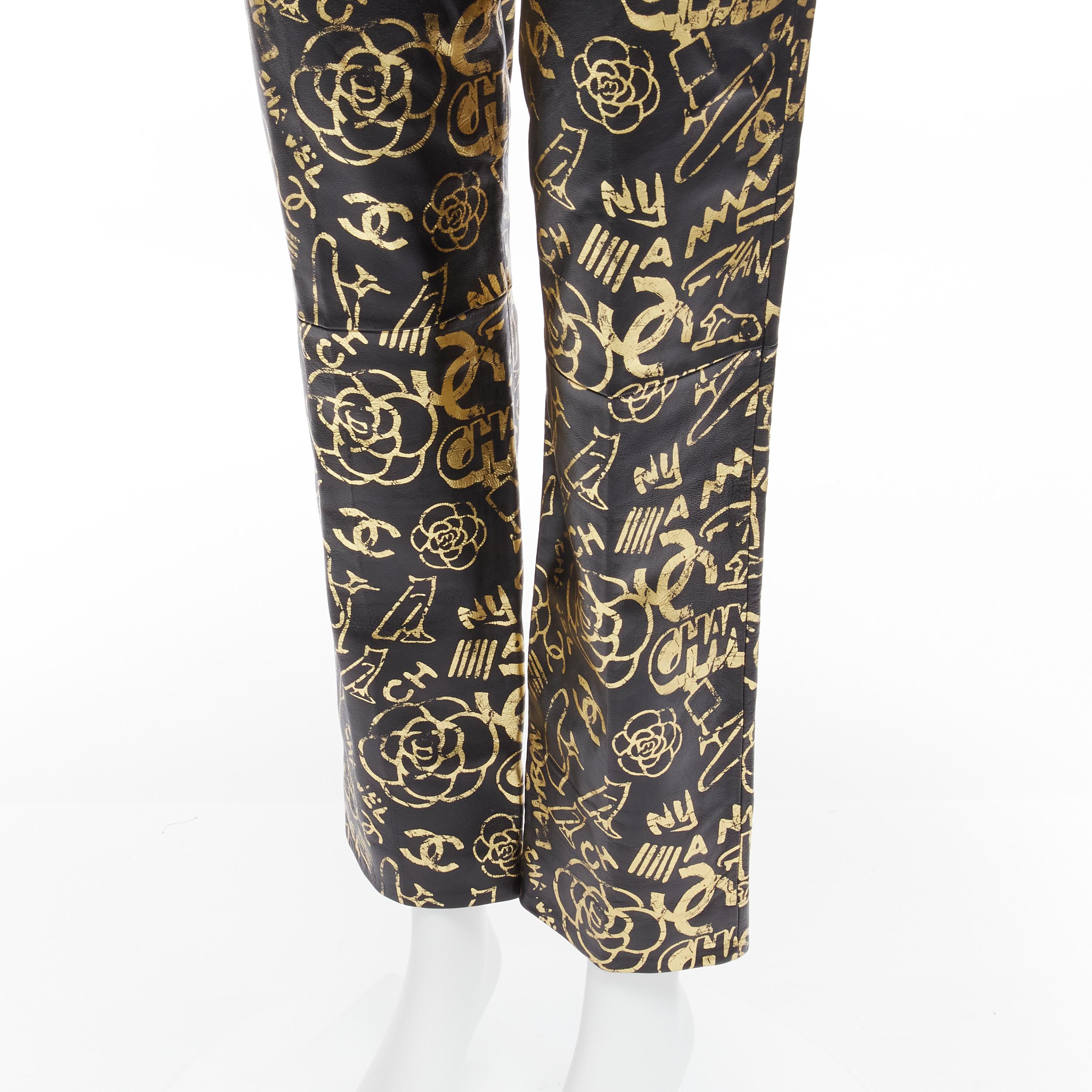 CHANEL 19A or CC Camellia imprimé graffiti pantalon en cuir d'agneau noir FR34 XS en vente 3