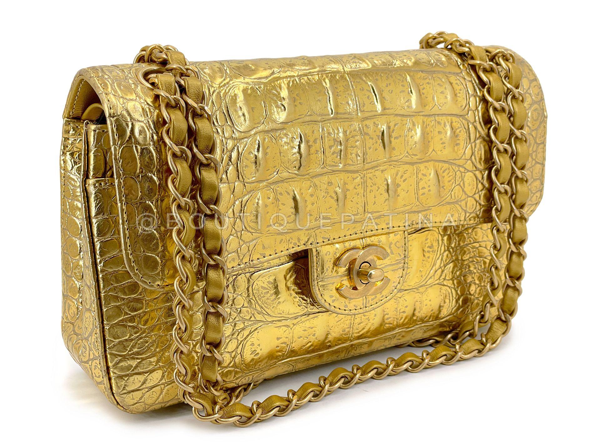 Article de magasin : 68719
Pièce très spéciale d'une saison très spéciale, la Collection S d'automne 2019 est devenue un exemple légendaire du génie artistique de Karl Lagerfeld.
En veau imprimé crocodile or vieilli dans le format mini rectangulaire