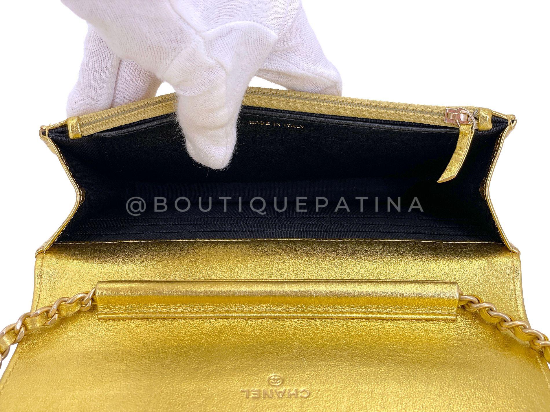 Chanel 19A Gold Egyptian Crocodile Print Wallet on Chain WOC Bag GHW 68974 en vente 5