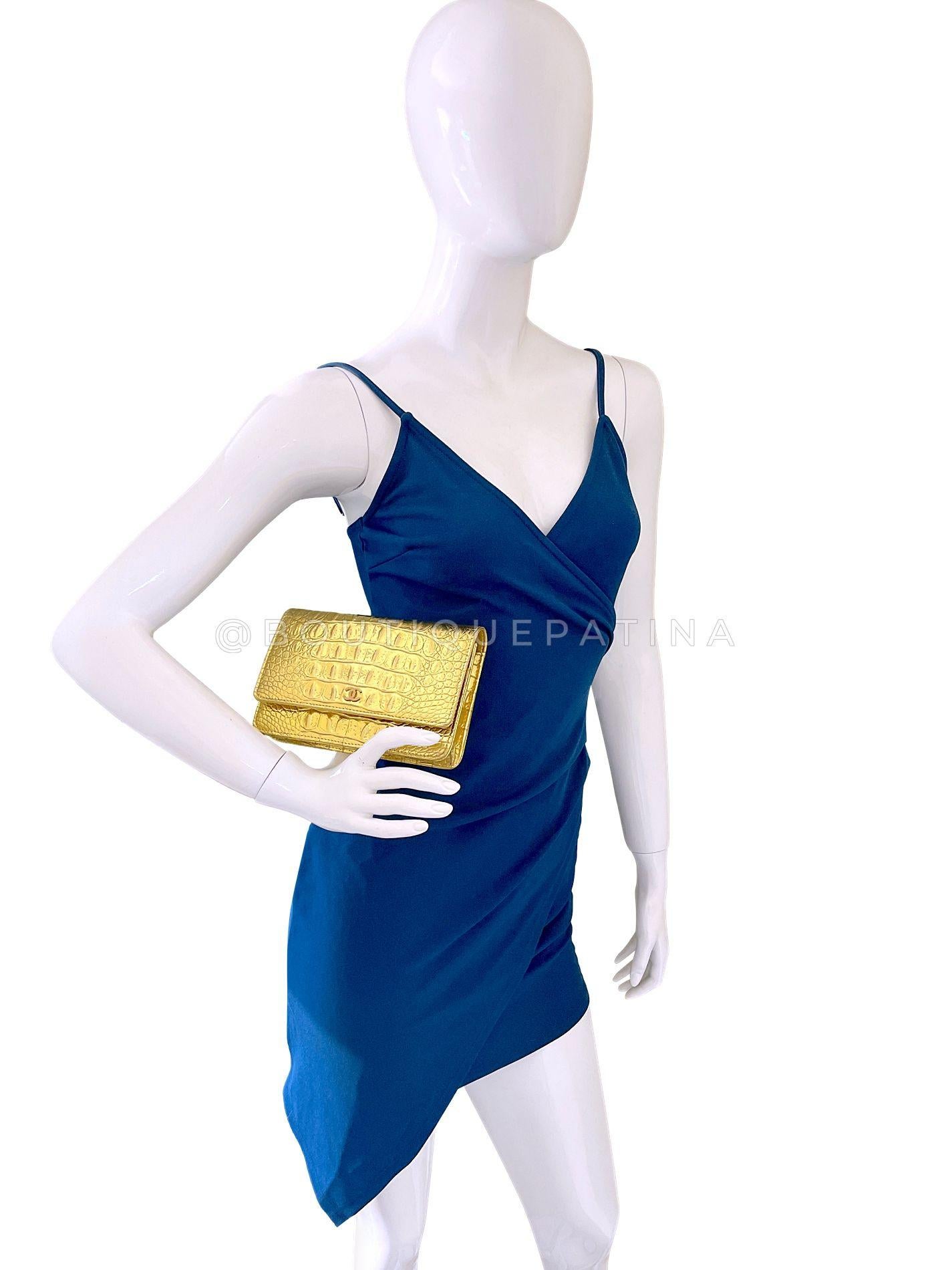 Chanel 19A Gold Egyptian Crocodile Print Wallet on Chain WOC Bag GHW 68974 en vente 10