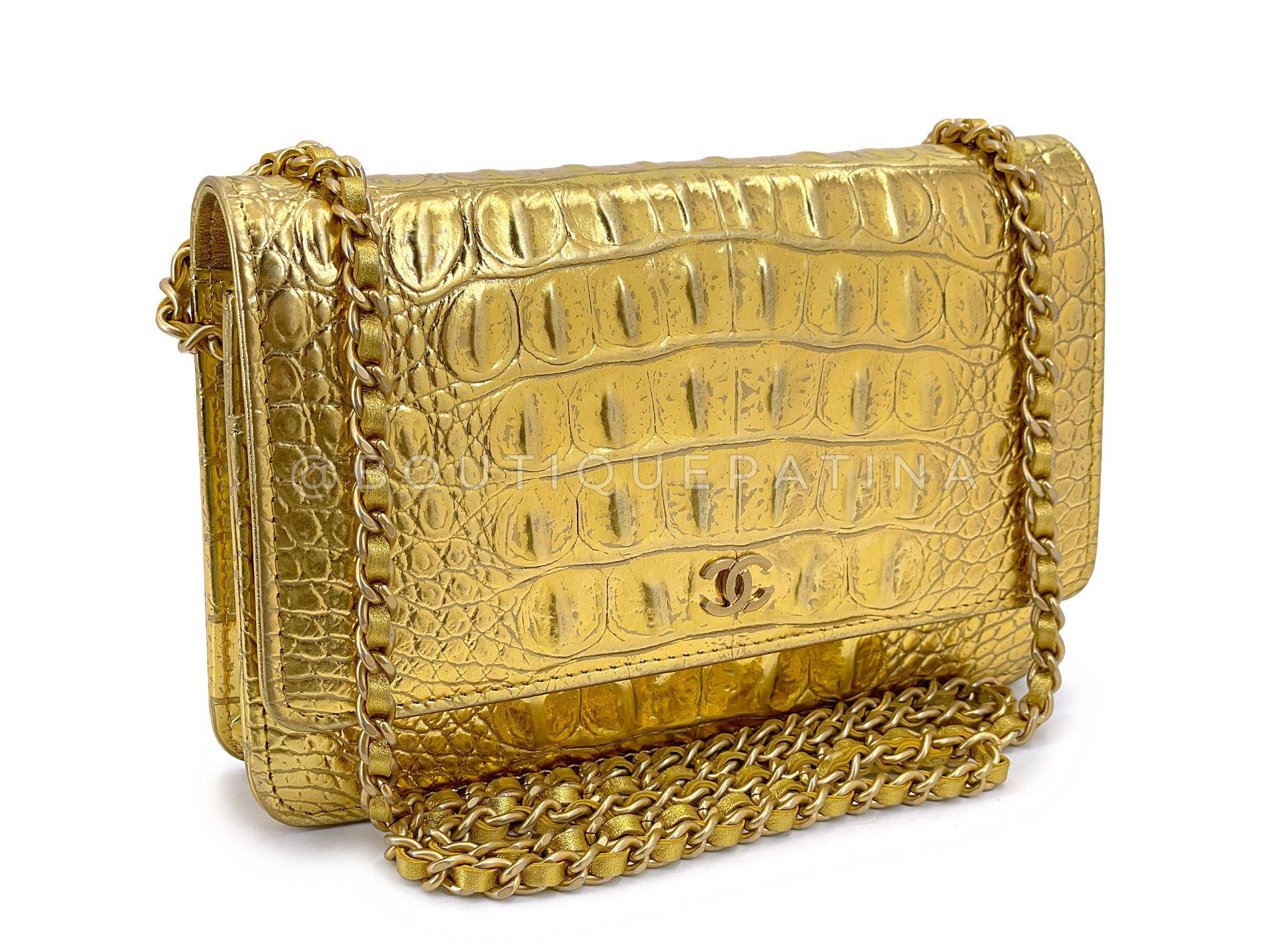 Article de magasin : 68974
Pièce très spéciale d'une saison très emblématique, la Collection Icone d'automne 2019 est devenue un exemple légendaire du génie artistique de Karl Lagerfeld. En cuir de veau imprimé crocodile or vieilli dans le format