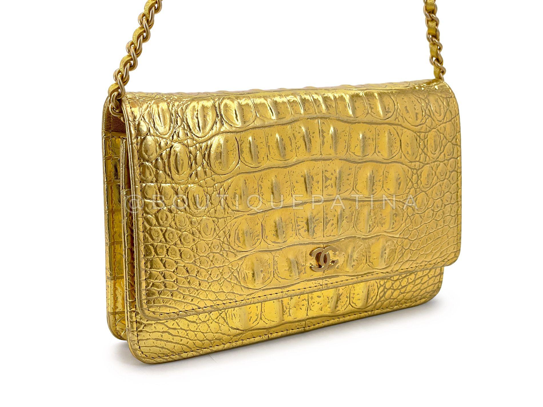 Marron Chanel 19A Gold Egyptian Crocodile Print Wallet on Chain WOC Bag GHW 68974 en vente