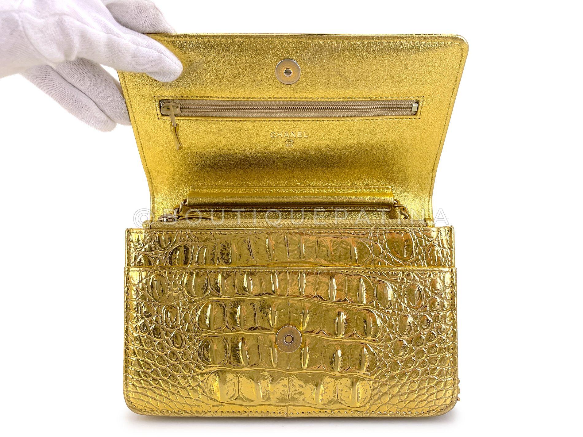 Chanel 19A Gold Egyptian Crocodile Print Wallet on Chain WOC Bag GHW 68974 en vente 4