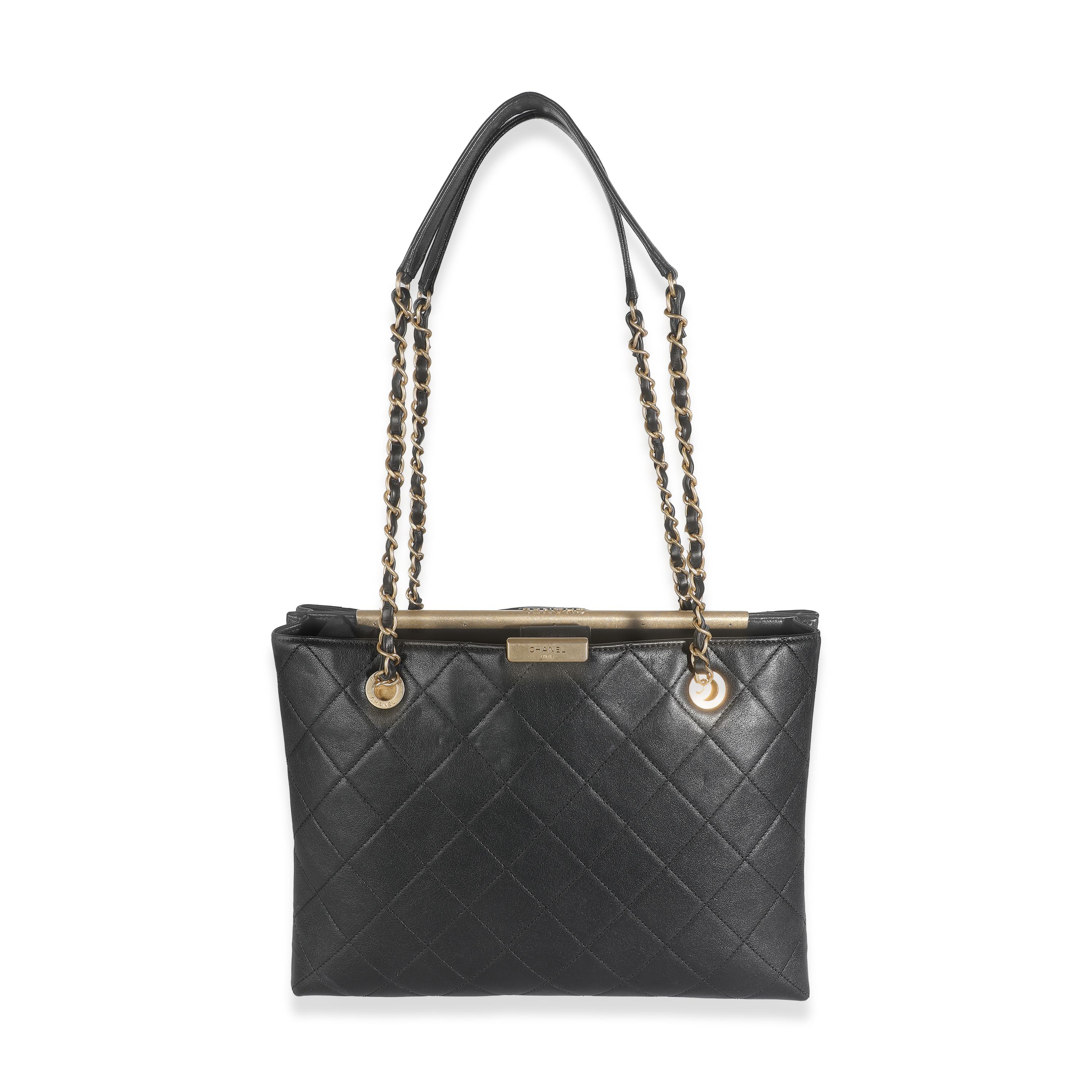 Titre de la liste : Chanel 19B Black Quilted Lambskin Large Signature Plate Shopping Tote
SKU : 143319
MSRP : 5300.00 USD
Condit : Usagé 
Condition du sac à main : Excellent
Commentaires sur l'état : L'article est en excellent état et présente de