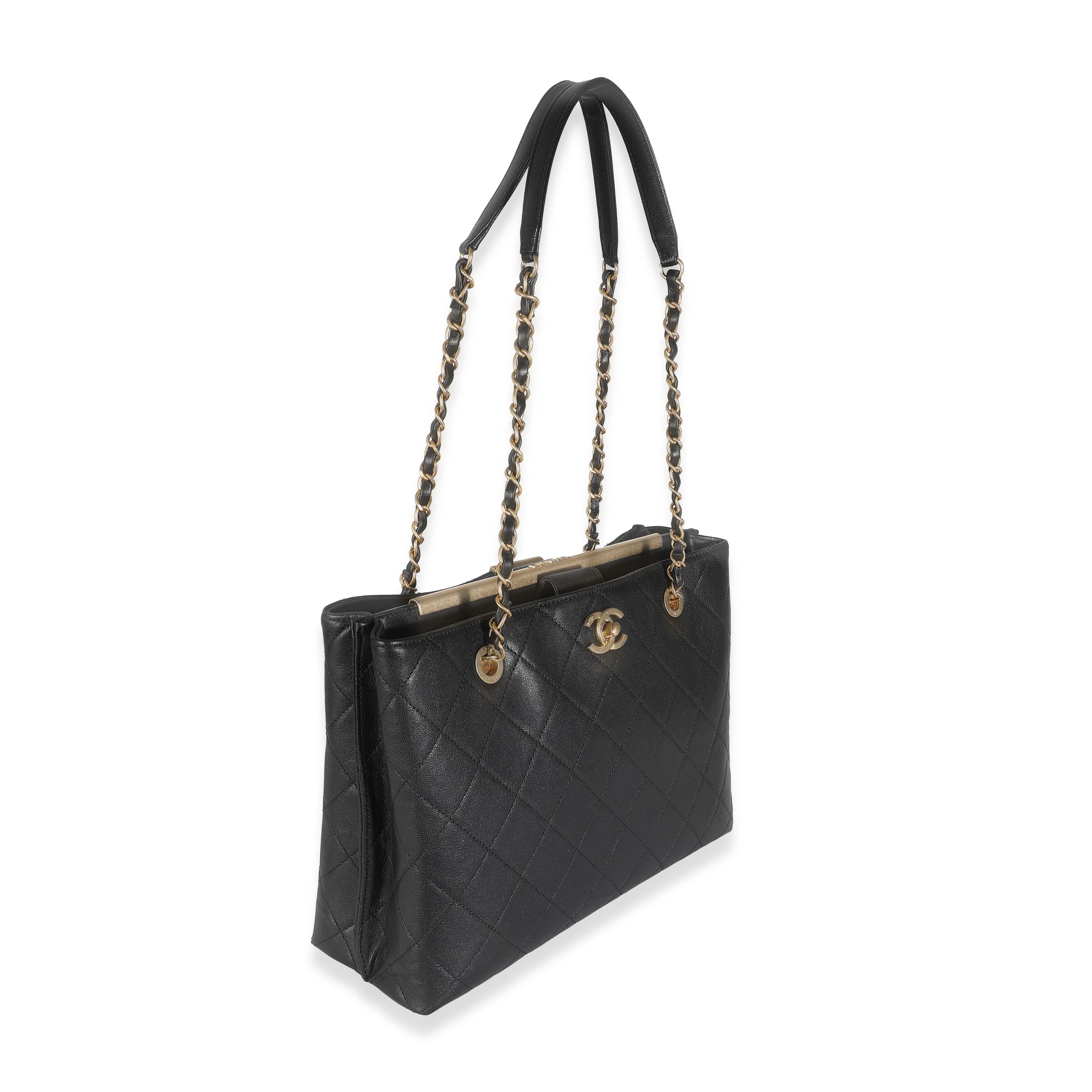Noir Chanel 19B Black Quilted Lambskin Large Signature Plate Shopping Tote en vente