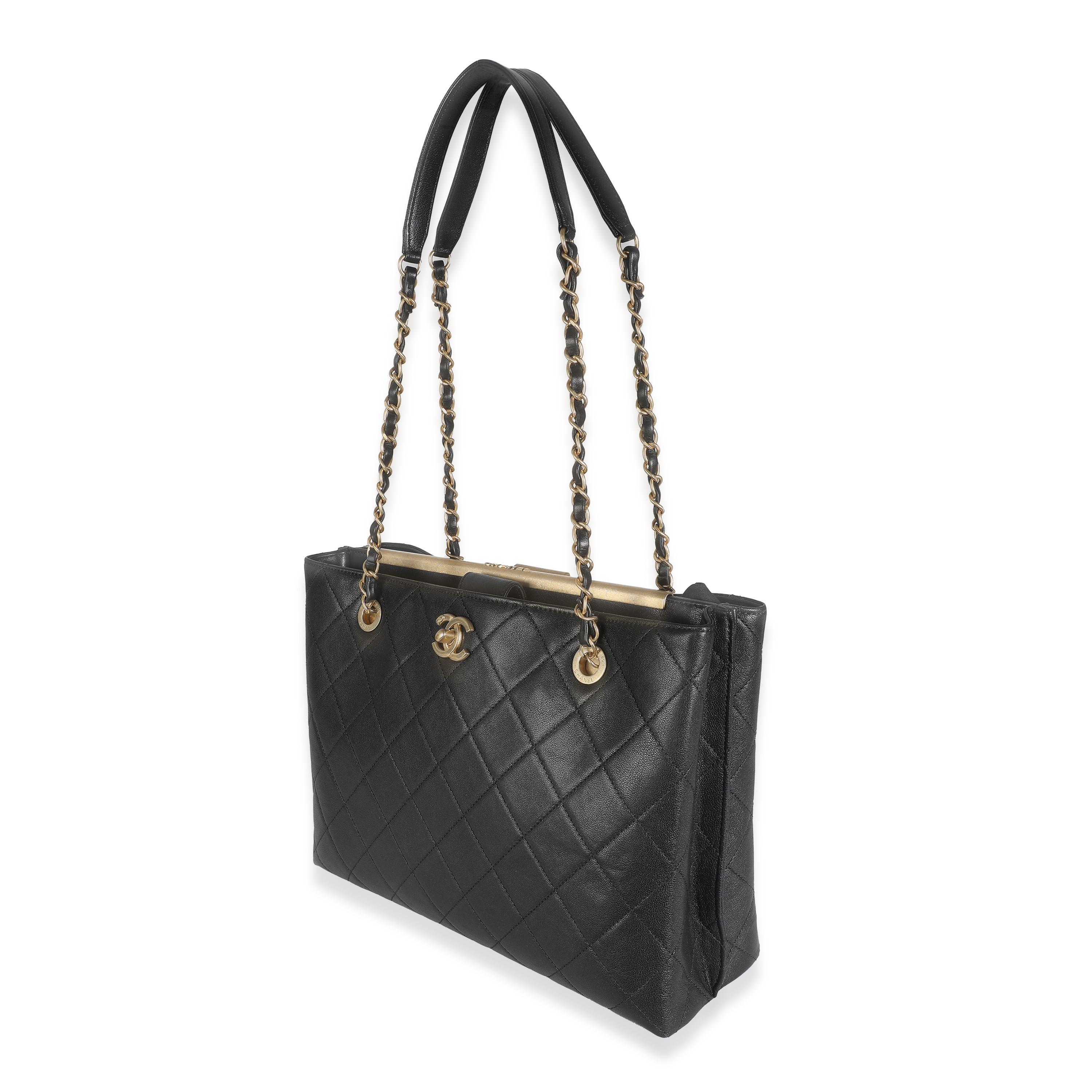 Chanel 19B Black Quilted Lambskin Large Signature Plate Shopping Tote Excellent état - En vente à New York, NY