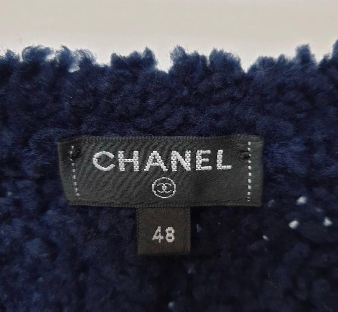 Chanel 19K Herbst Winter CC Coco Pullover
Marine Wolle. 
Größe 48 FR. Fällt kleiner aus. 
Sehr guter Zustand. 
Das 1910 von der talentierten Designerin Coco Chanel gegründete Modehaus mit dem charakteristischen:: ineinander verschlungenen