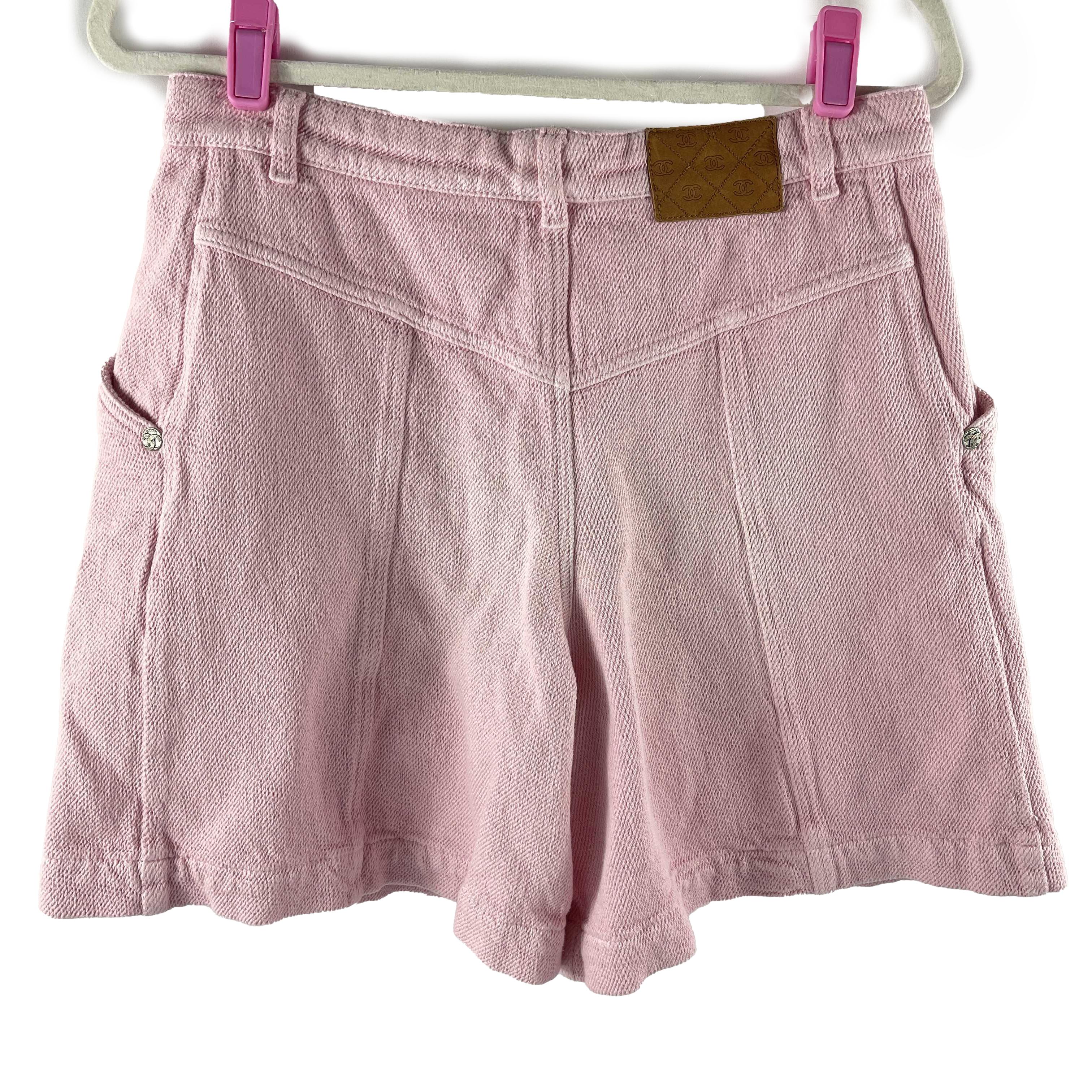 CHANEL - Excellent - 19P CC Logo Belted Long Cotton Textured Shorts - Pink - 38 US Medium - Bottoms

Beschreibung

Frühjahr-Sommer-Vorab-Kollektion 2019.
Shorts aus strukturierter Baumwolle mit Nahtdetails, V-Passe auf der Rückseite und 2 schrägen