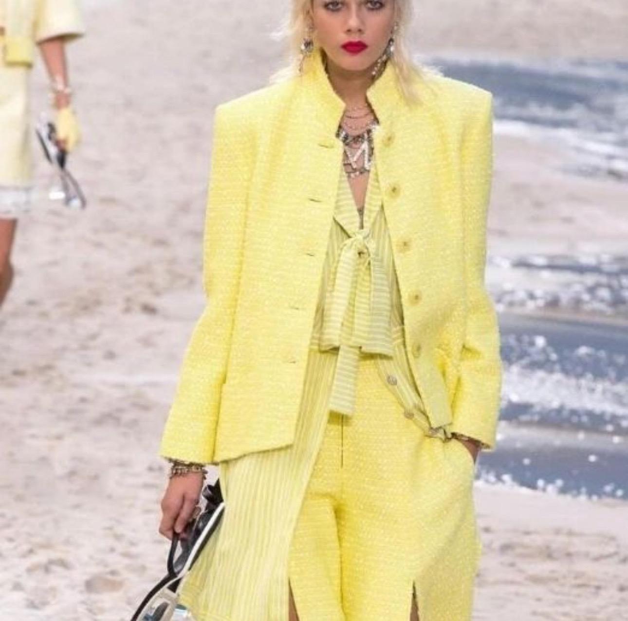 Giacca Chanel 19S in tweed giallo in vendita 3