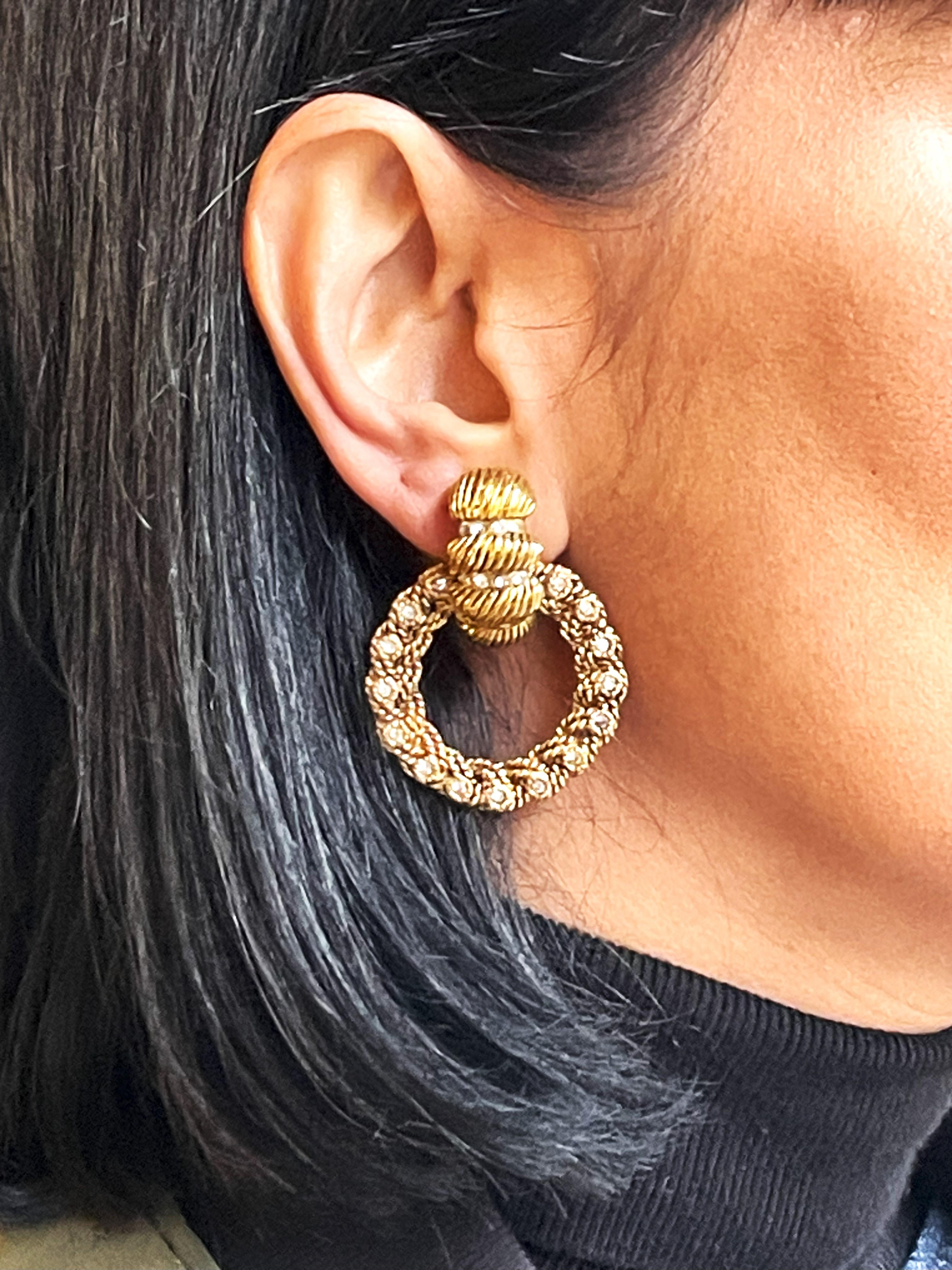 2 pièces CHANEL Clip-on earring ( Made in France ), singed 1970/80's 
Une boucle d'oreille décorée est suspendue à la partie supérieure du clip. Les deux parties sont décorées de petits strass.

Dimensions :
Hauteur   5, 5 cm 
Avec     3, 8 cm