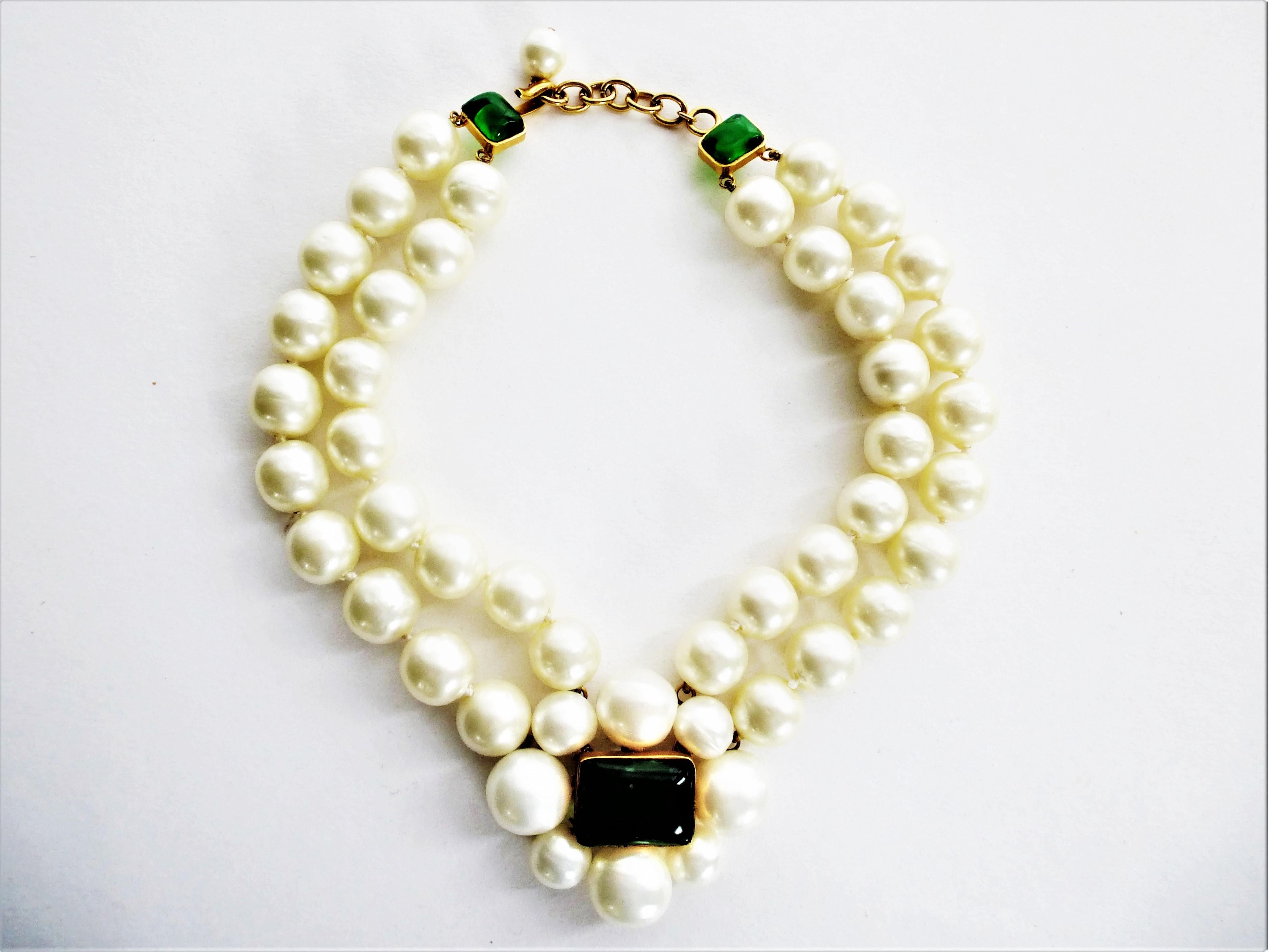 CHANEL 2 row collier with larg pearls,  green Gripoix signed 97A - 1997 Autumn For Sale 4