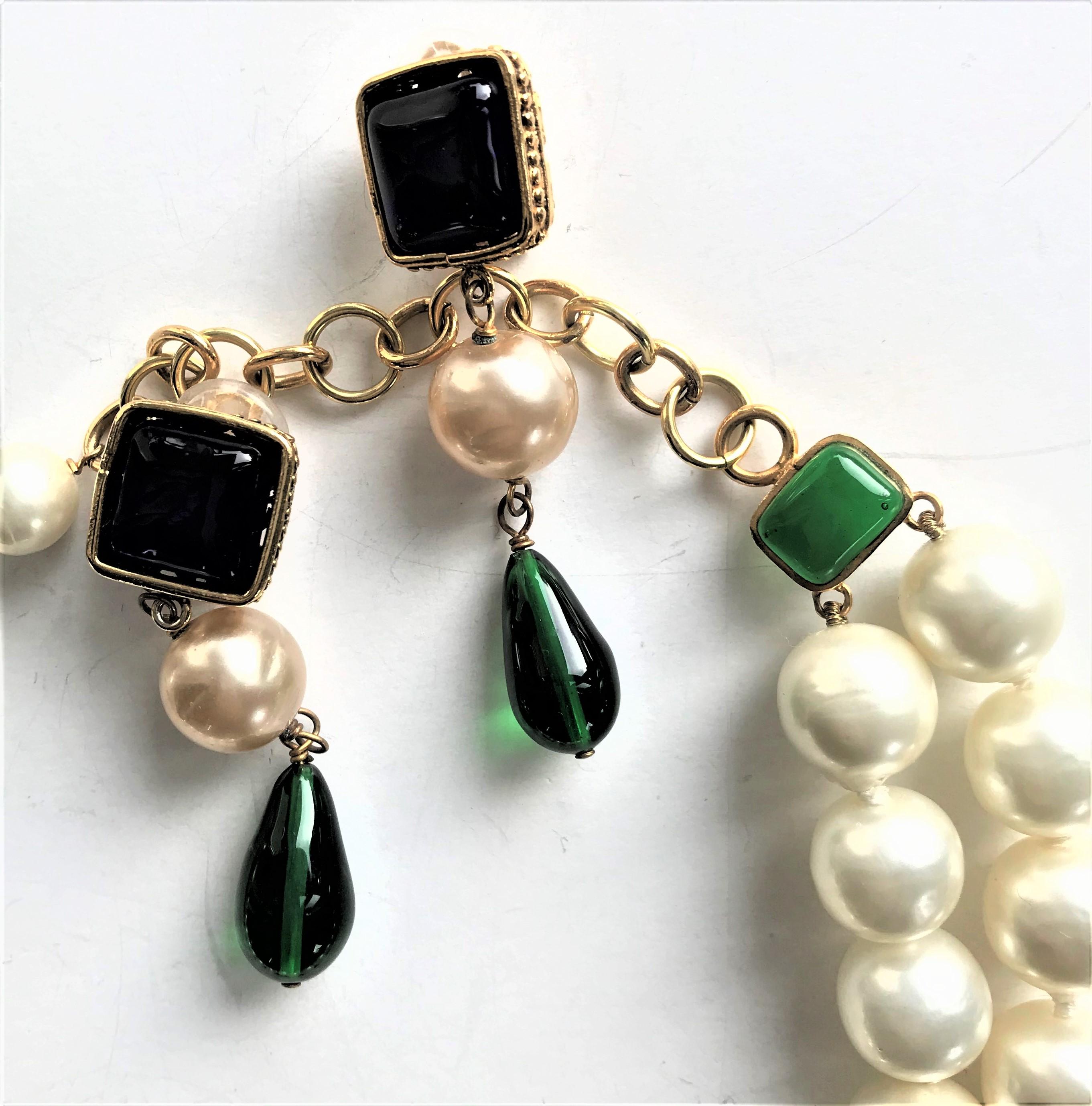 CHANEL 2 row collier with larg pearls,  green Gripoix signed 97A - 1997 Autumn For Sale 5