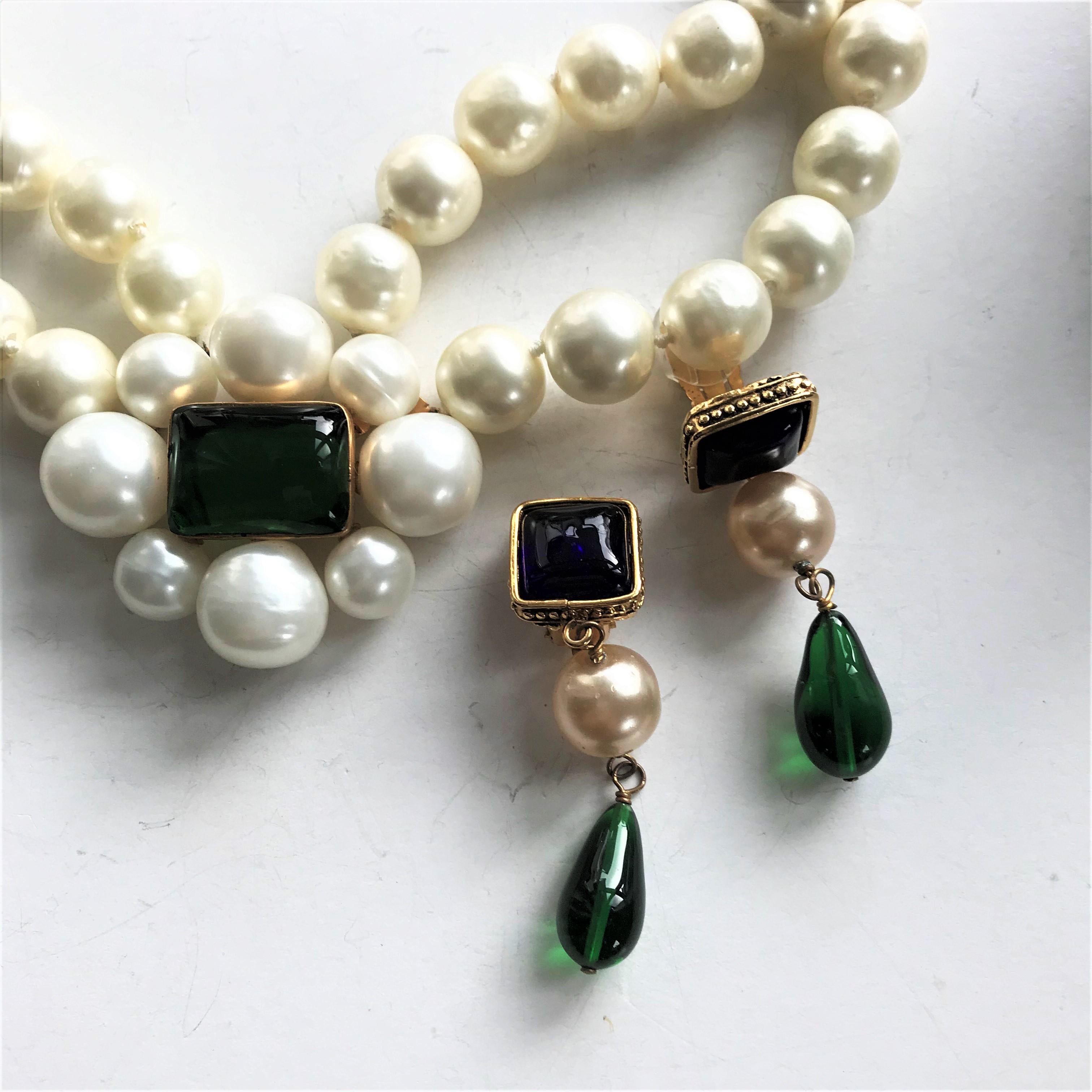 CHANEL 2 row collier with larg pearls,  green Gripoix signed 97A - 1997 Autumn For Sale 6
