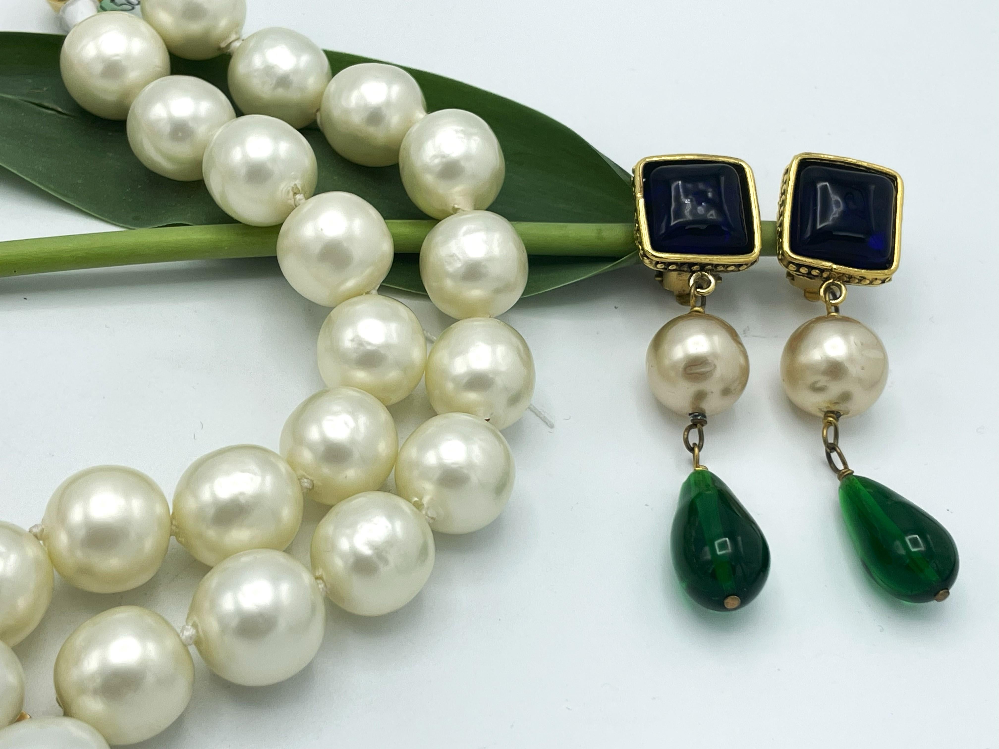 CHANEL 2 row collier with larg pearls,  green Gripoix signed 97A - 1997 Autumn For Sale 8